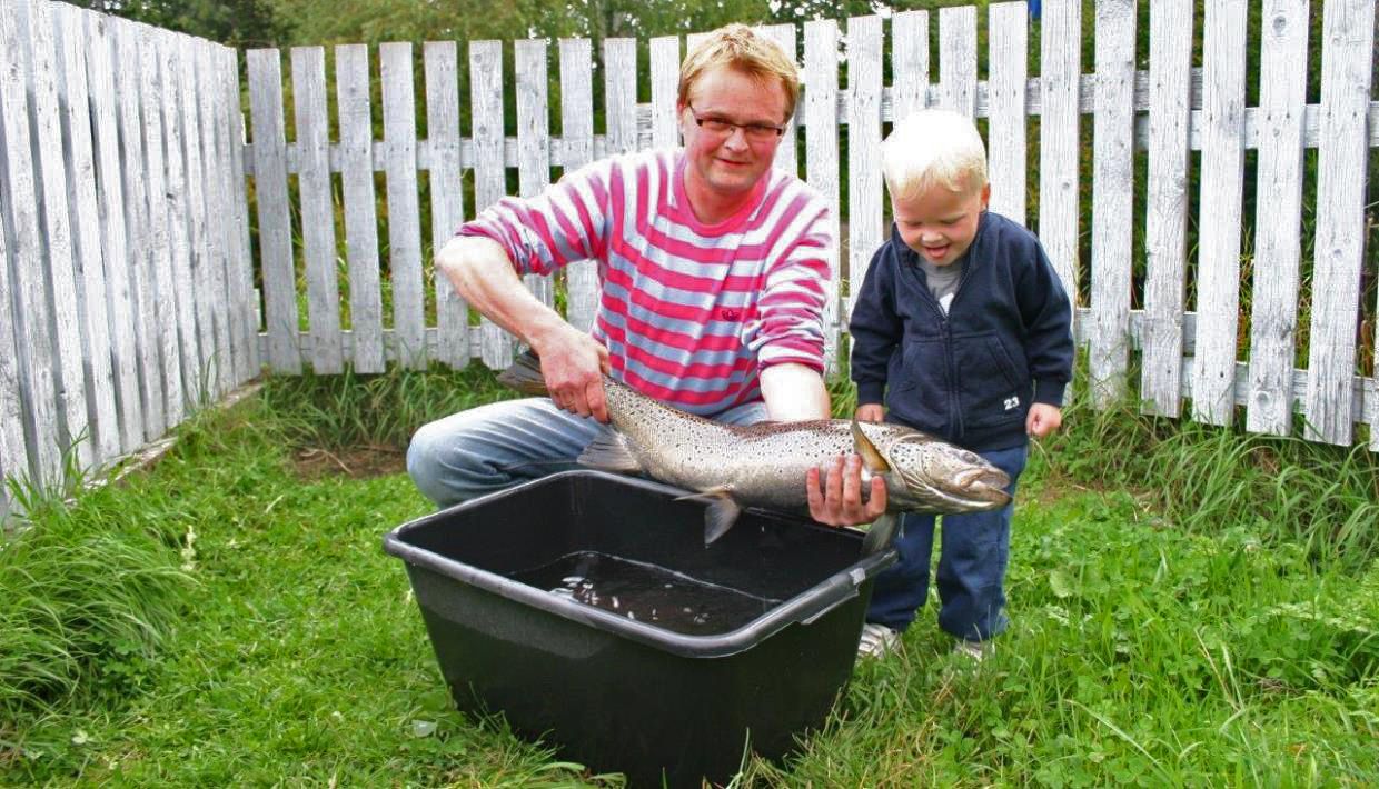 Lenaelva - Glad gutt og stor fisk