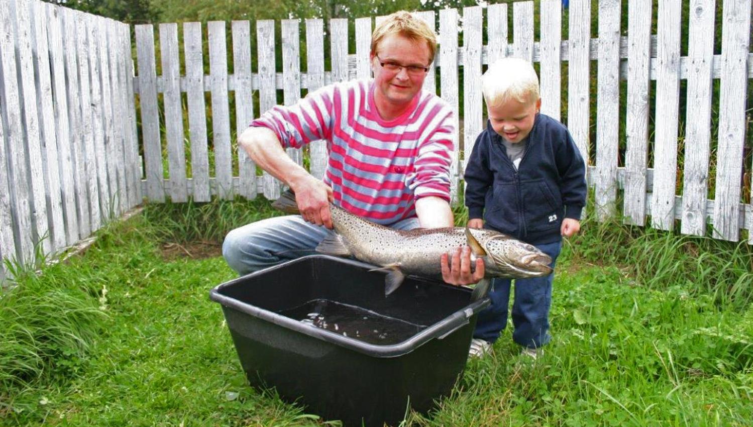 Lenaelva - Glad gutt og stor fisk