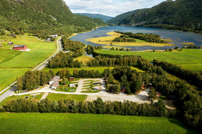 camping området, bobil plasser og Hovsfjørden fra drone bildet