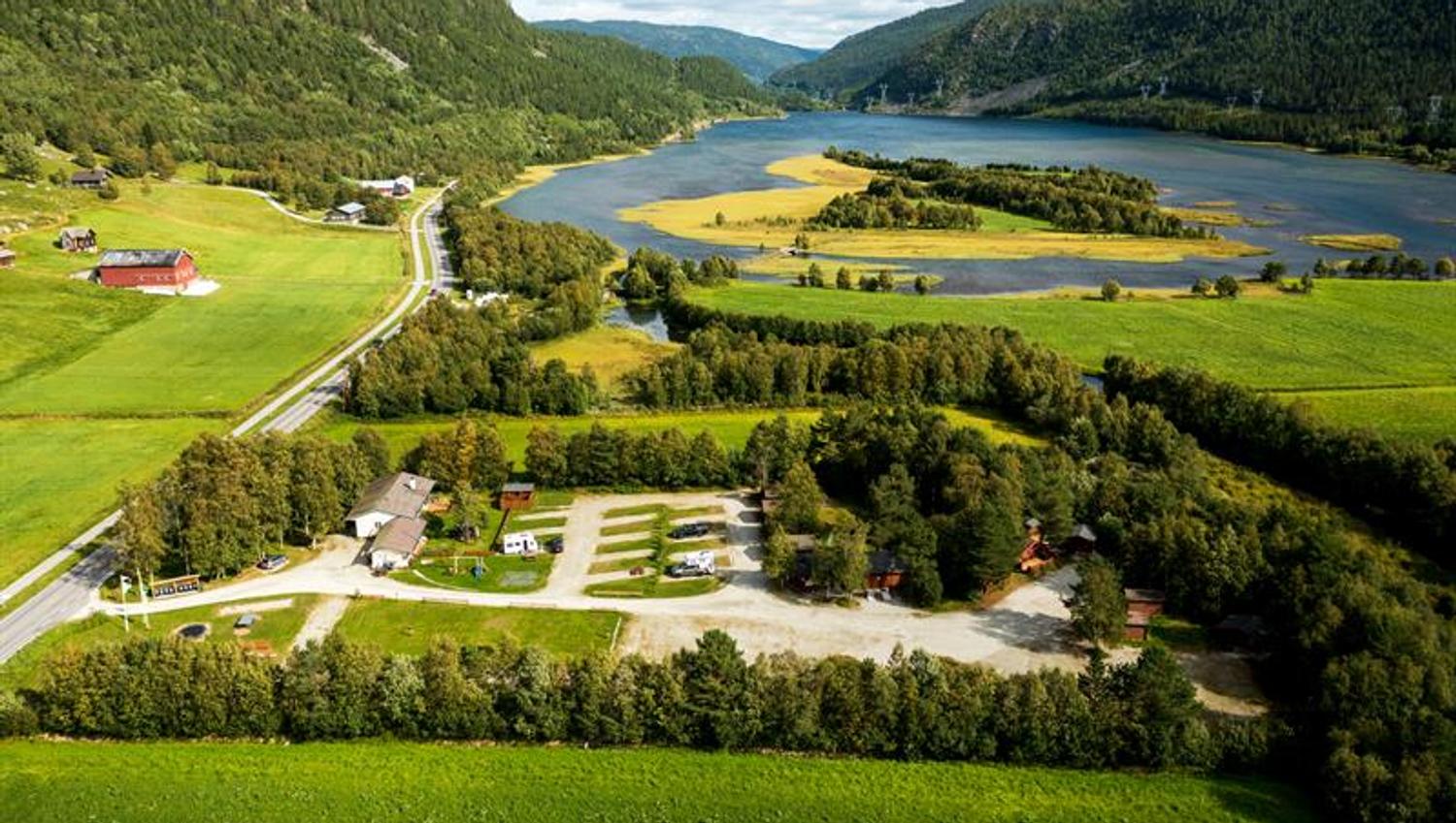 camping området, bobil plasser og Hovsfjørden fra drone bildet