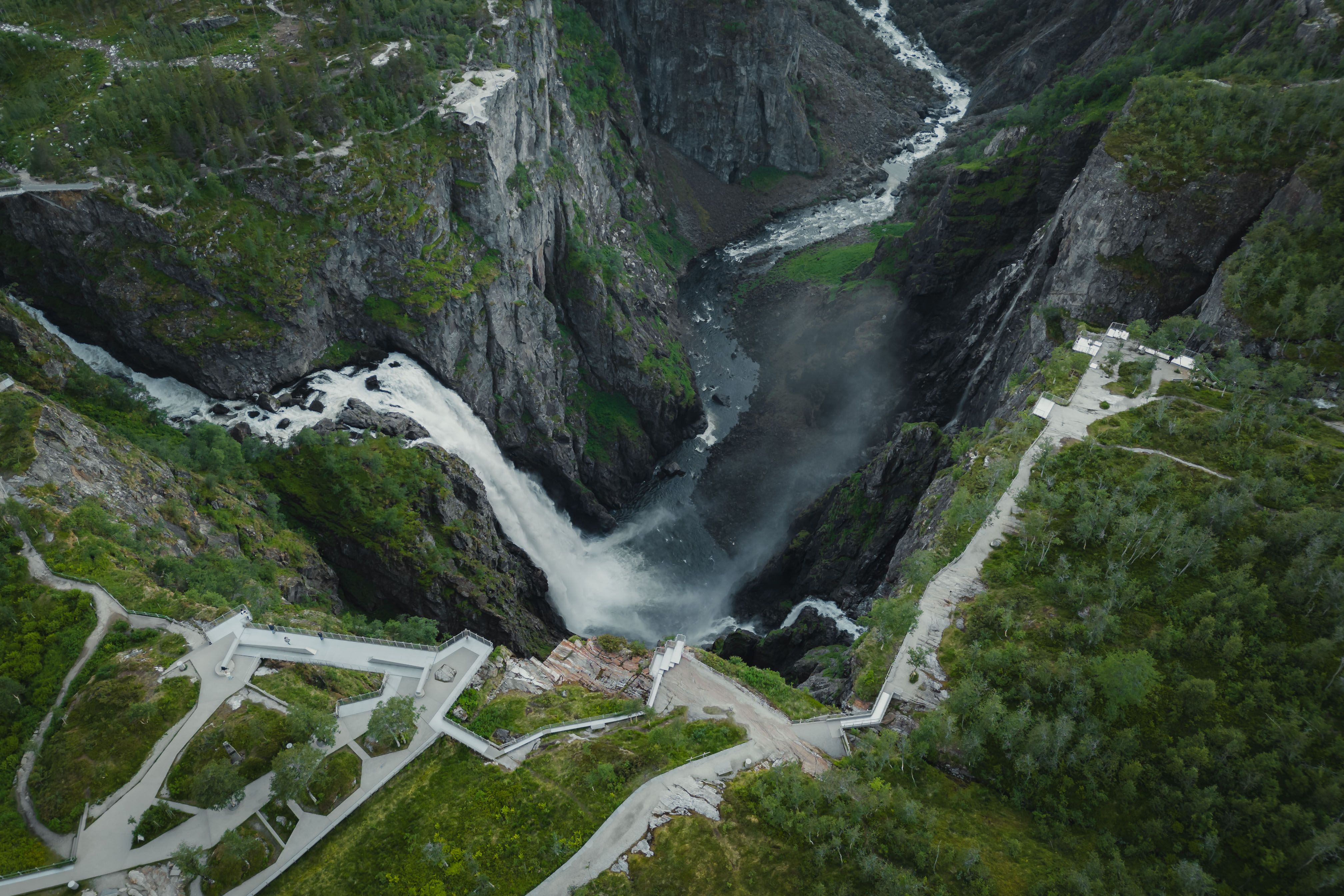 Et dronebilde av utsiktsplattformene rundt Vøringsfossen.