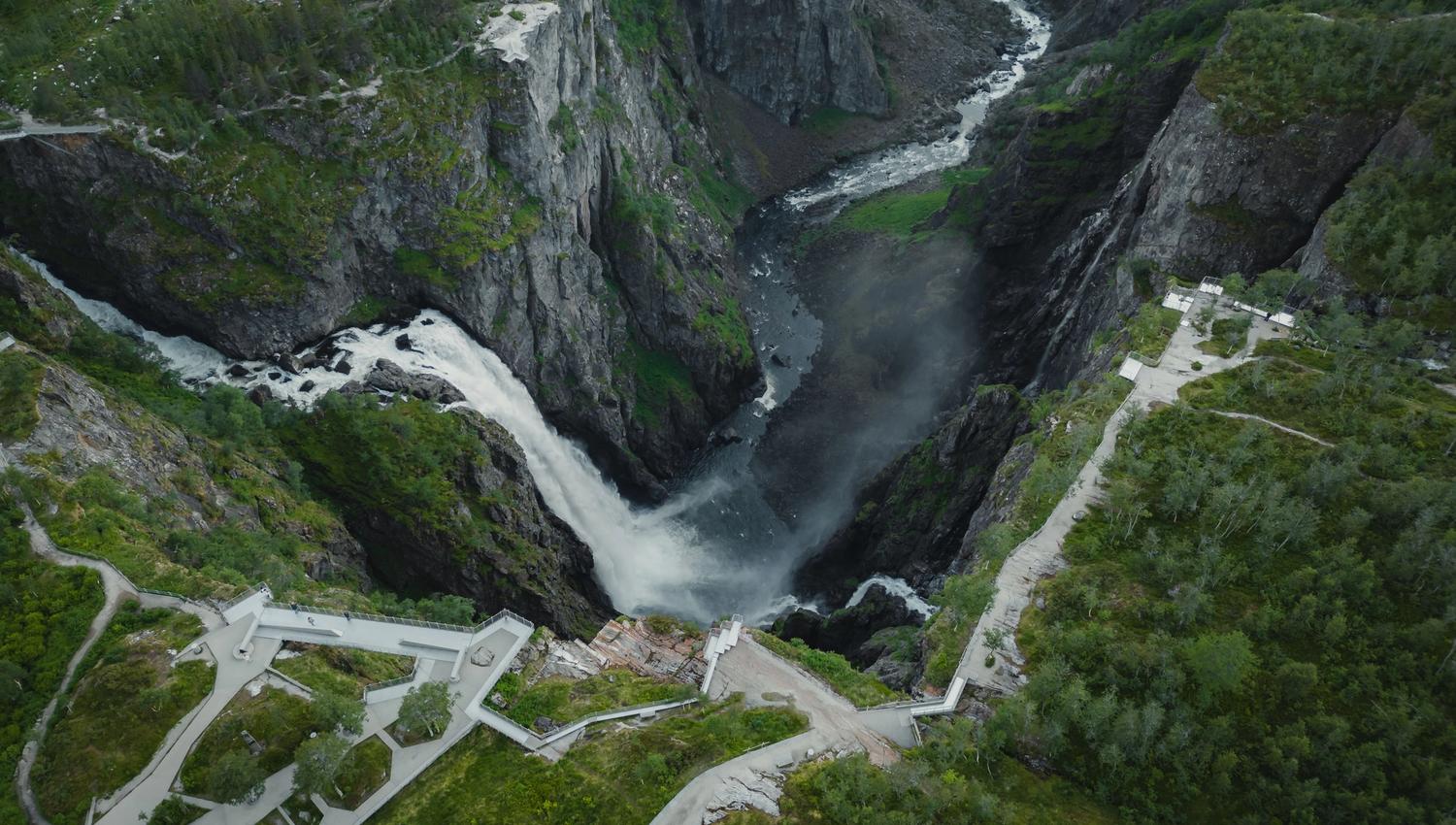 Et dronebilde av utsiktsplattformene rundt Vøringsfossen.