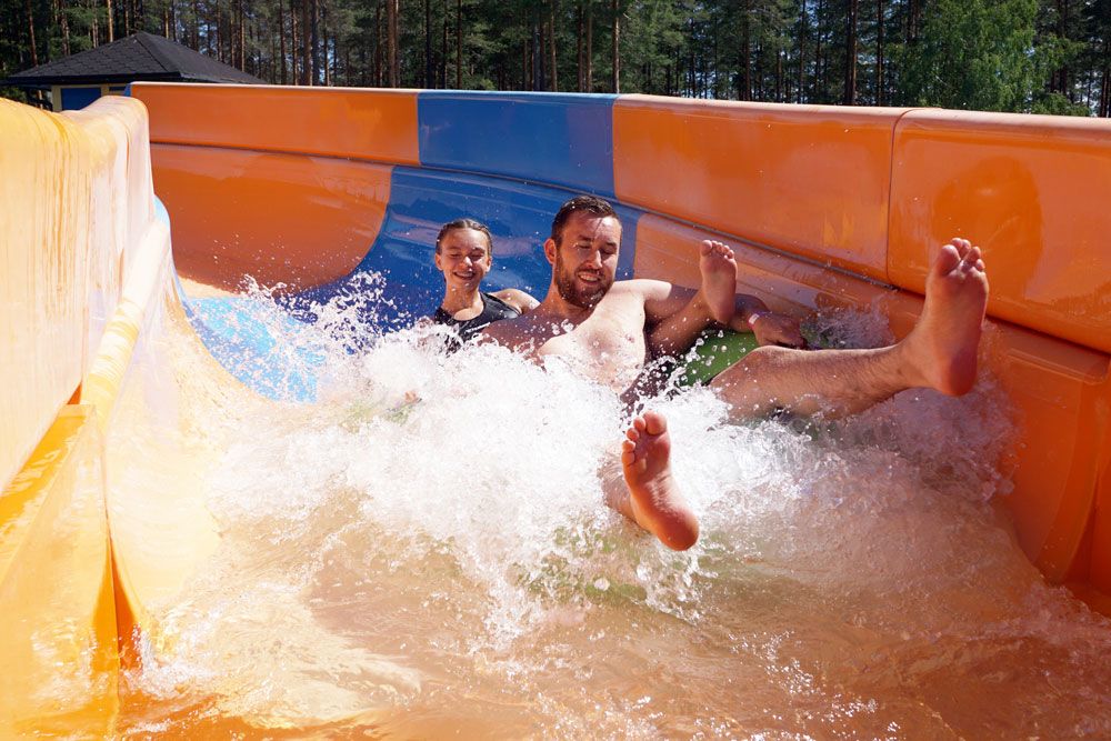 far med datter i sklie på Bø Sommarland