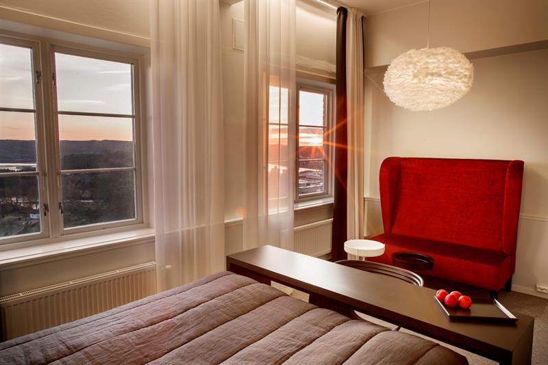 Rom med dobbeltseng og sofa