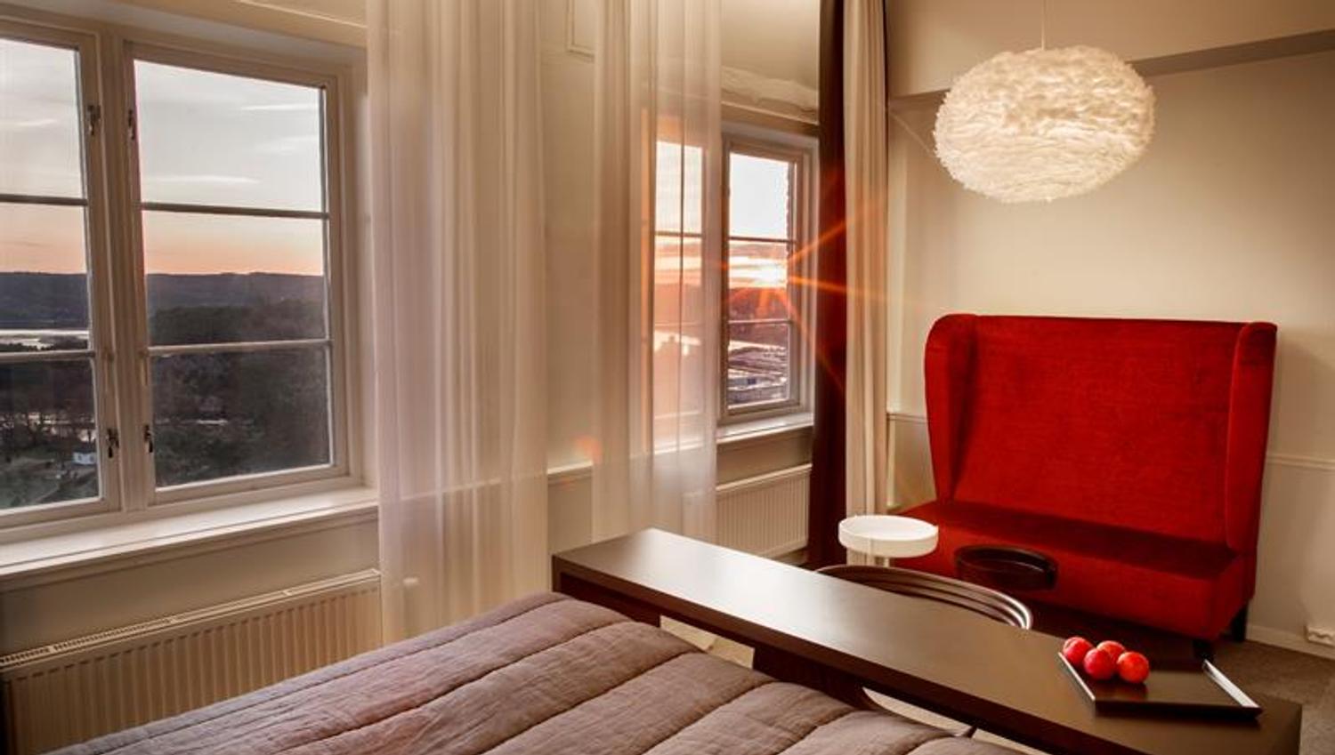 Rom med dobbeltseng og sofa
