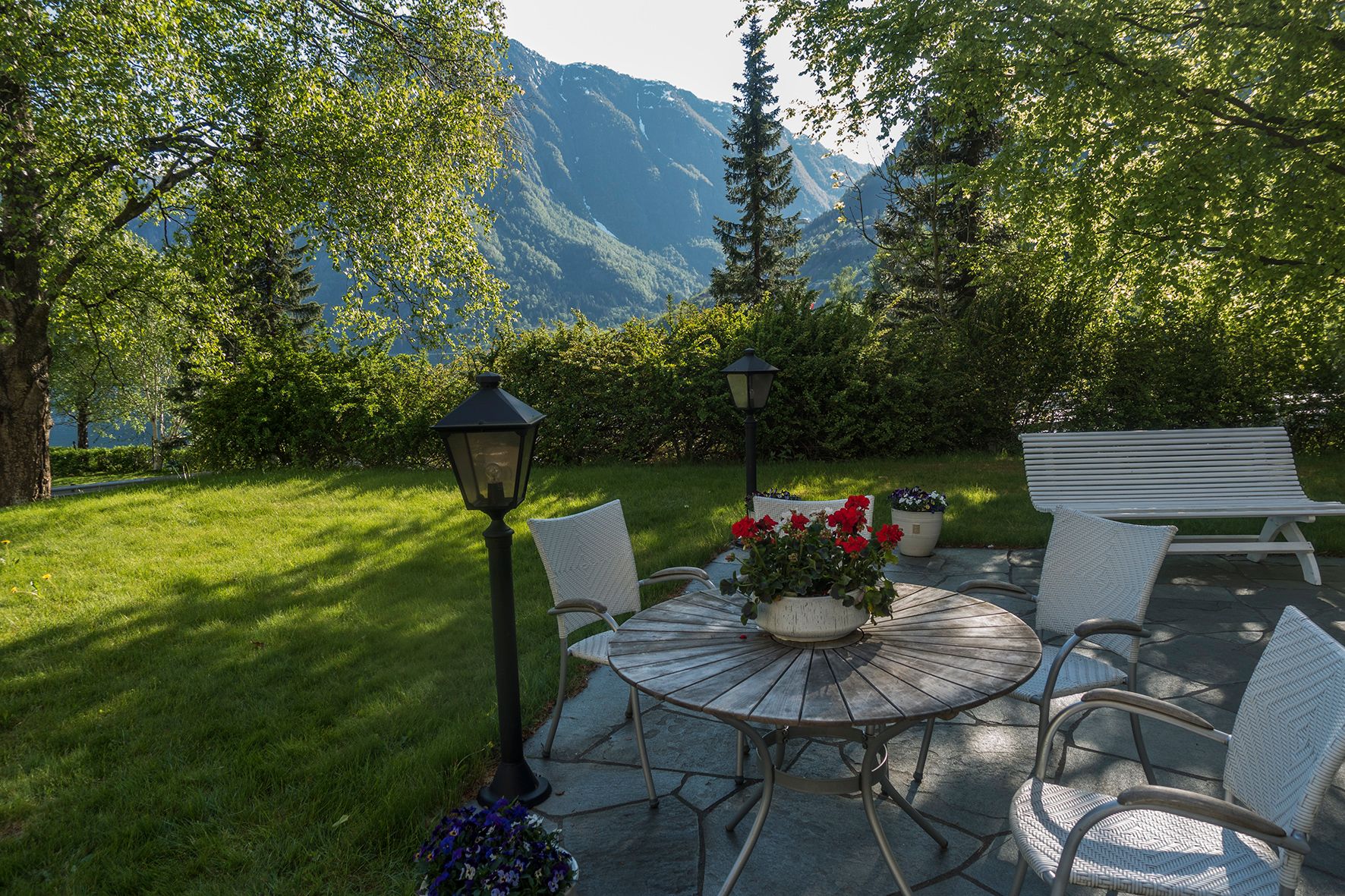 Nyt ein kopp kaffi i den vakre hotellhagen med utsikt over Hardangerfjorden.