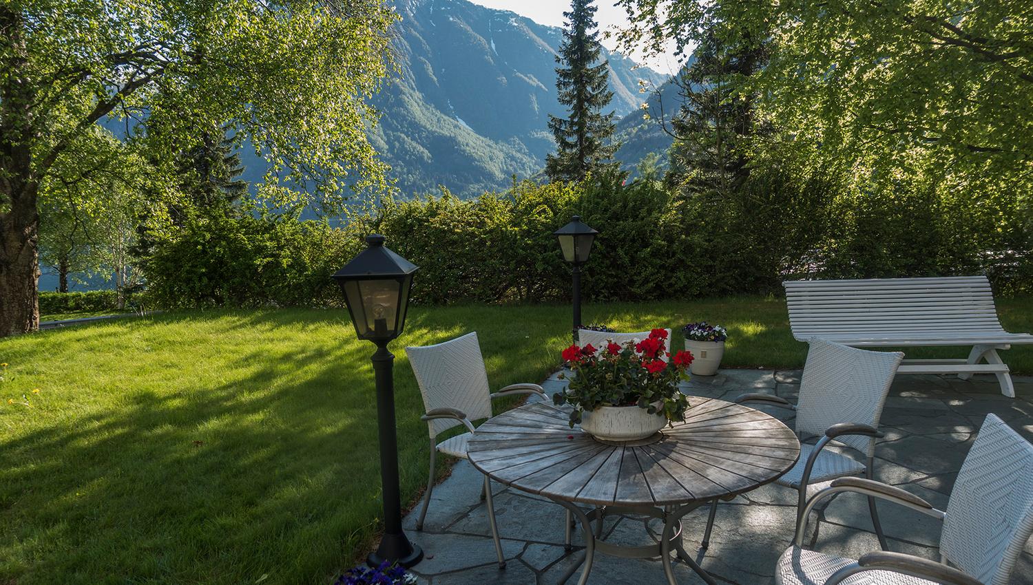Nyt ein kopp kaffi i den vakre hotellhagen med utsikt over Hardangerfjorden.