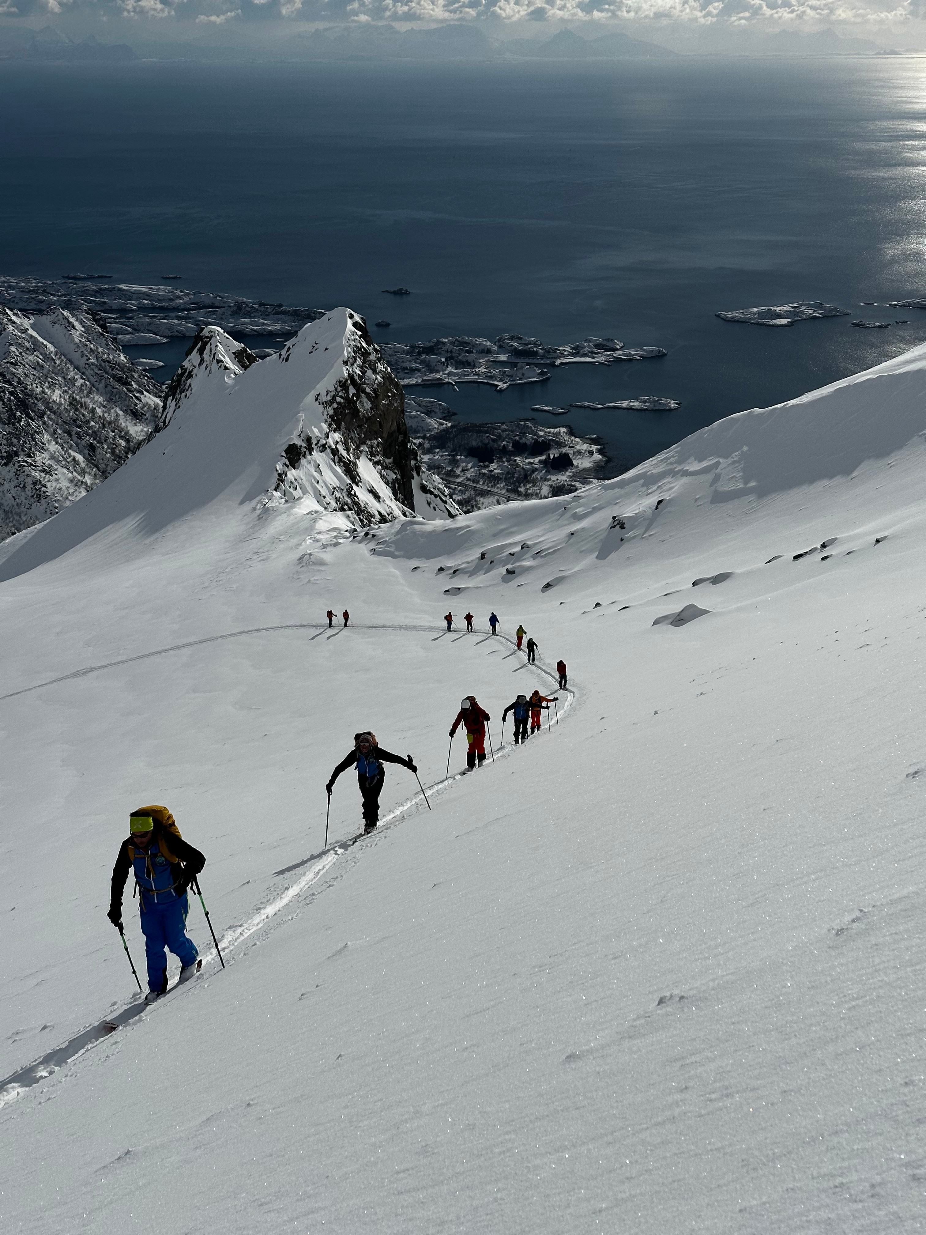 Større gruppe på vei opp fjellet