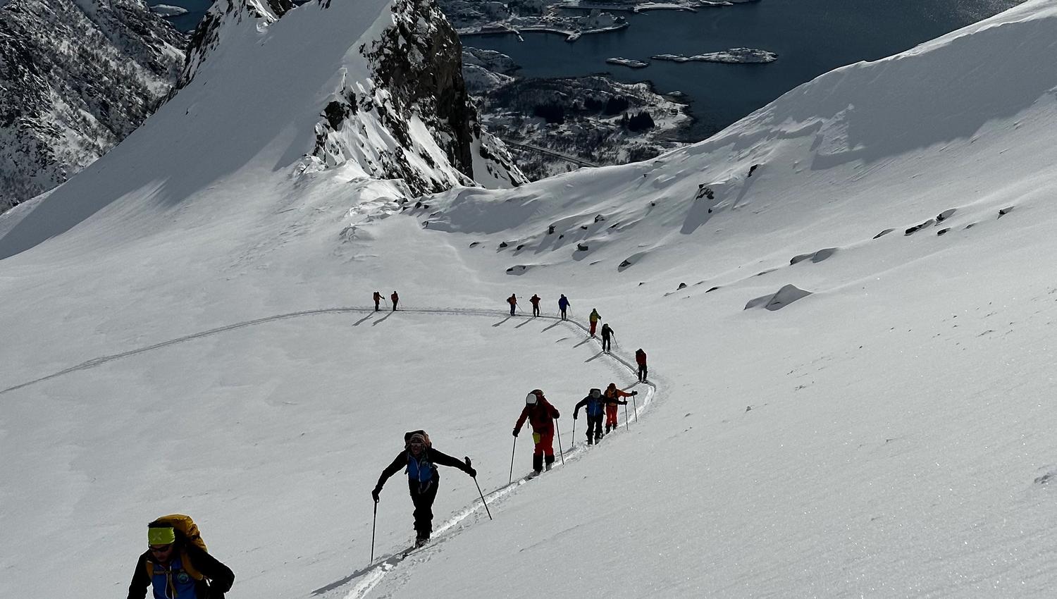Større gruppe på vei opp fjellet