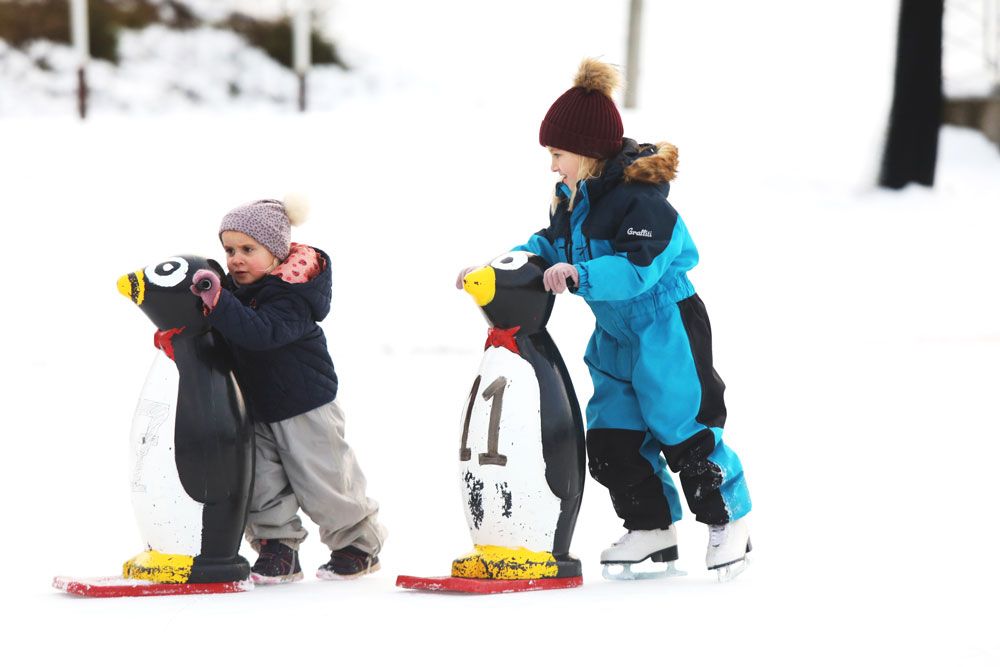 barn på skøytebanen på Skien fritidspark