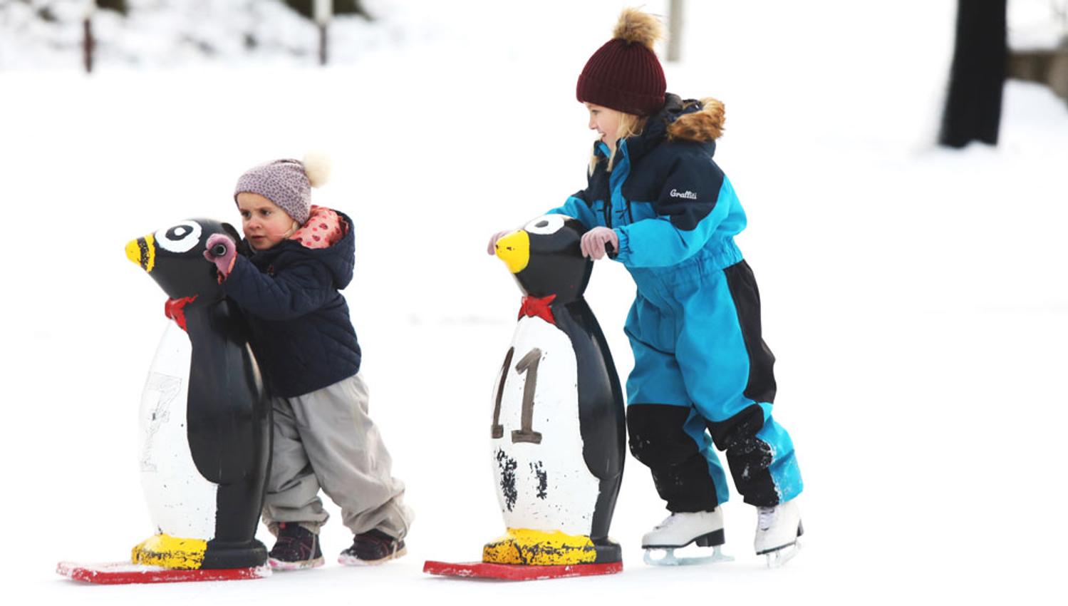 barn på skøytebanen på Skien fritidspark