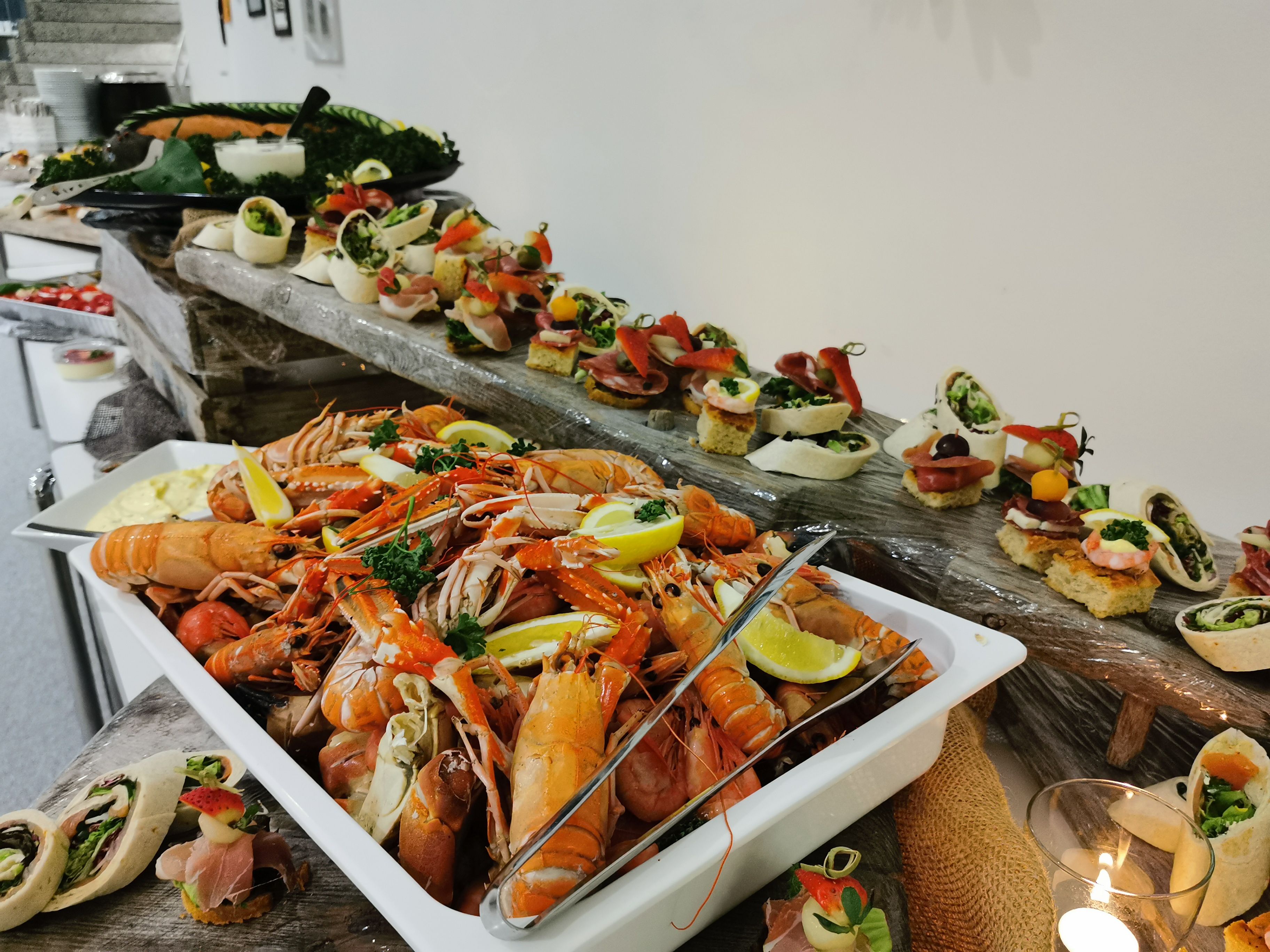 Festbuffet i galleriet på Alnes fyr og opplevelsessenter