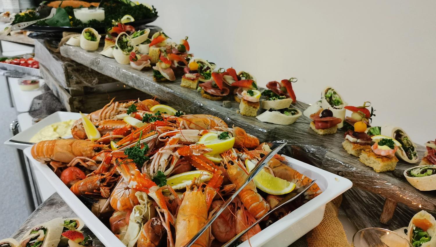 Festbuffet i galleriet på Alnes fyr og opplevelsessenter