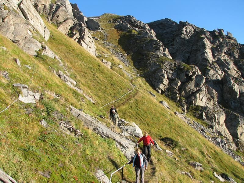 Fyrvokterveien mot Tarhalsen på Sørøya Nordre - Akkarfjord 