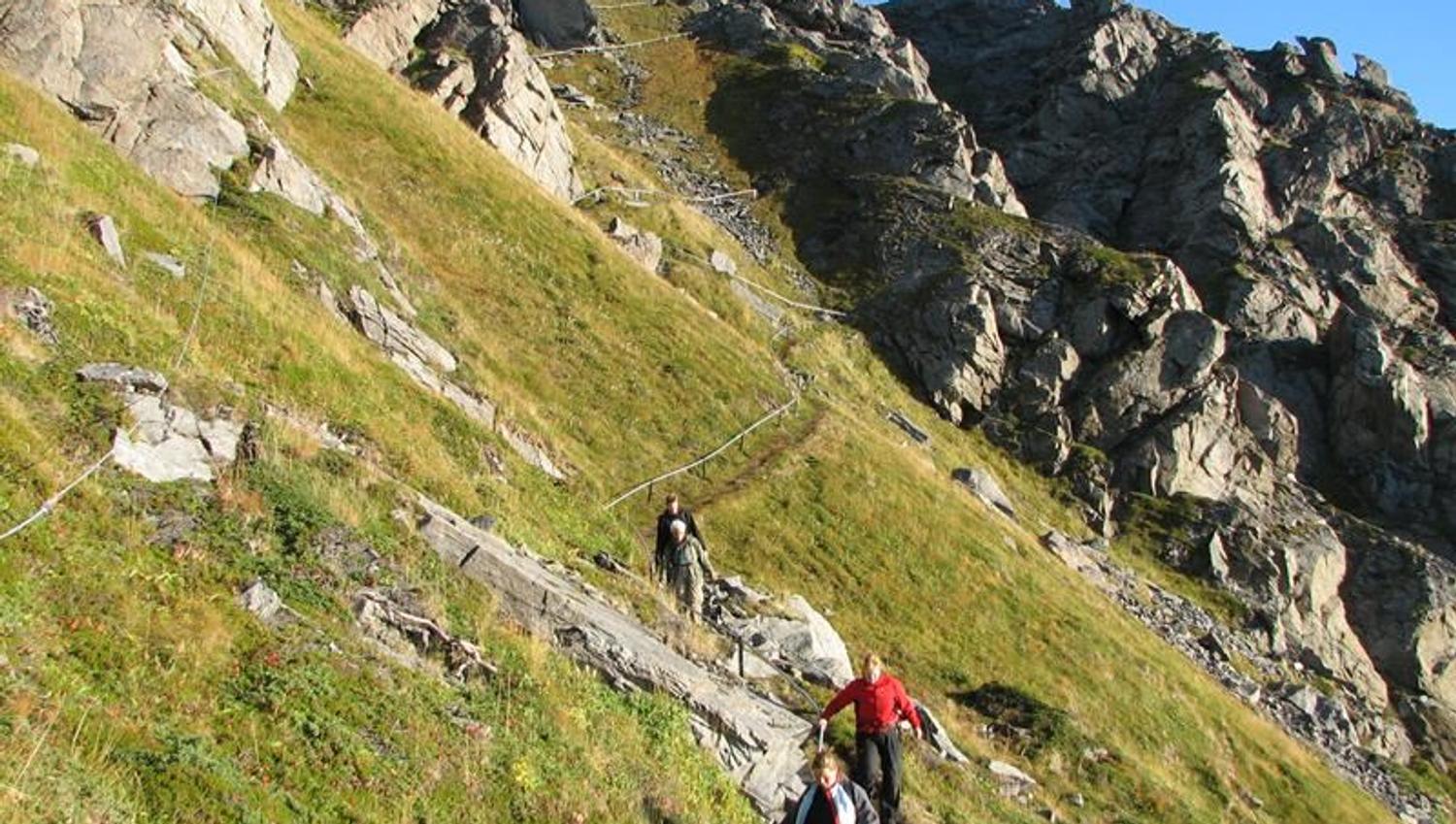 Fyrvokterveien mot Tarhalsen på Sørøya Nordre - Akkarfjord