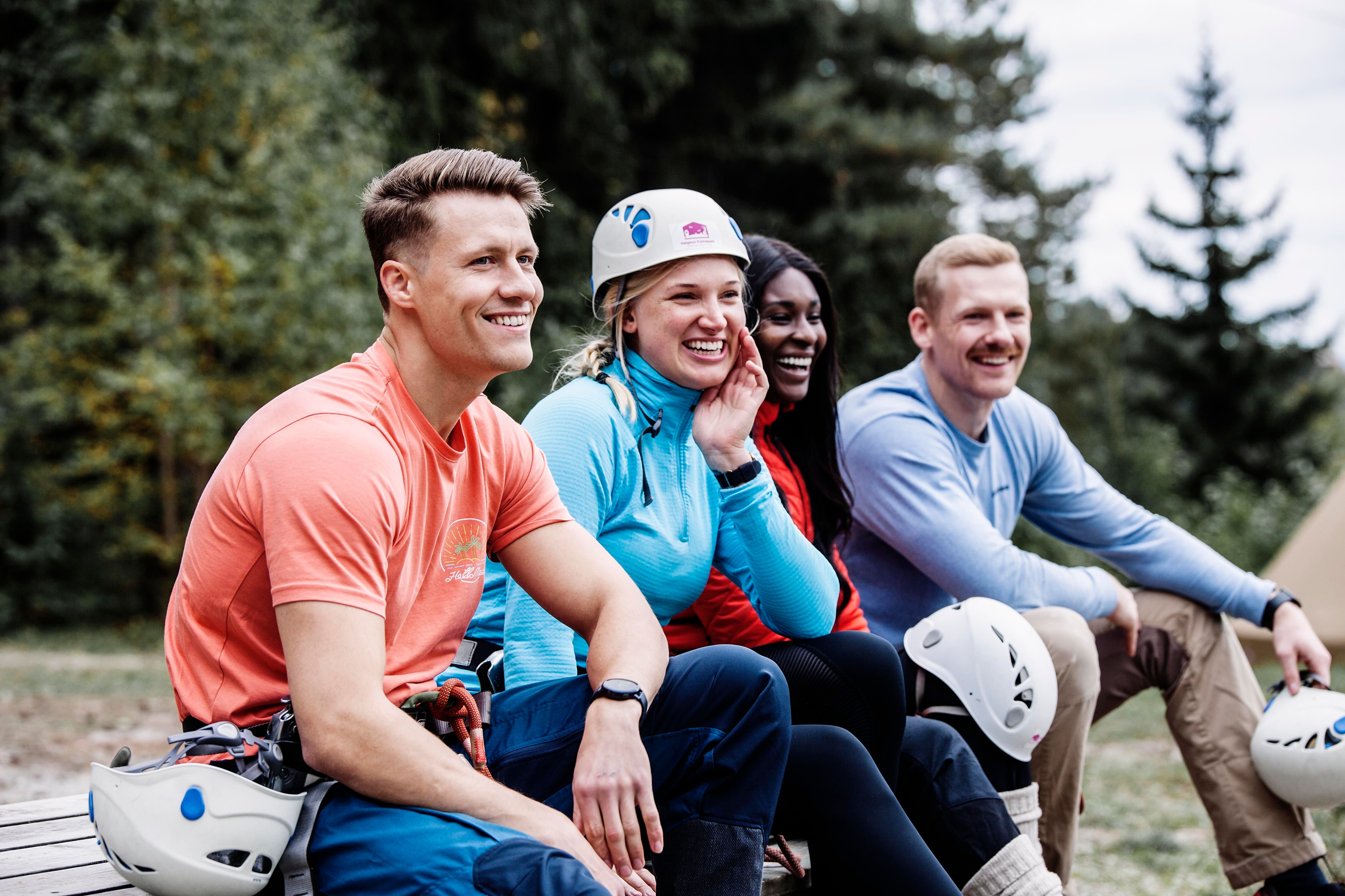 Vennegjeng tar en hvil i Helgøya Klatrepark