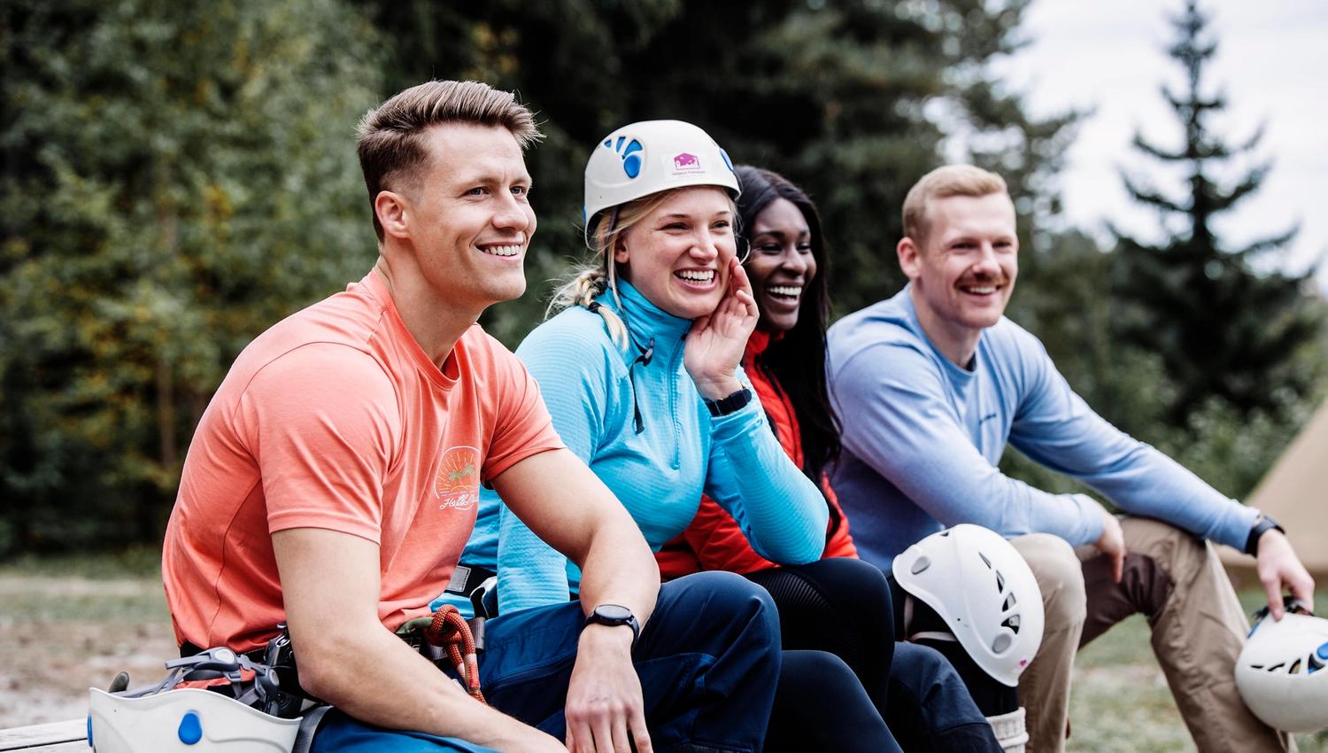 Vennegjeng tar en hvil i Helgøya Klatrepark