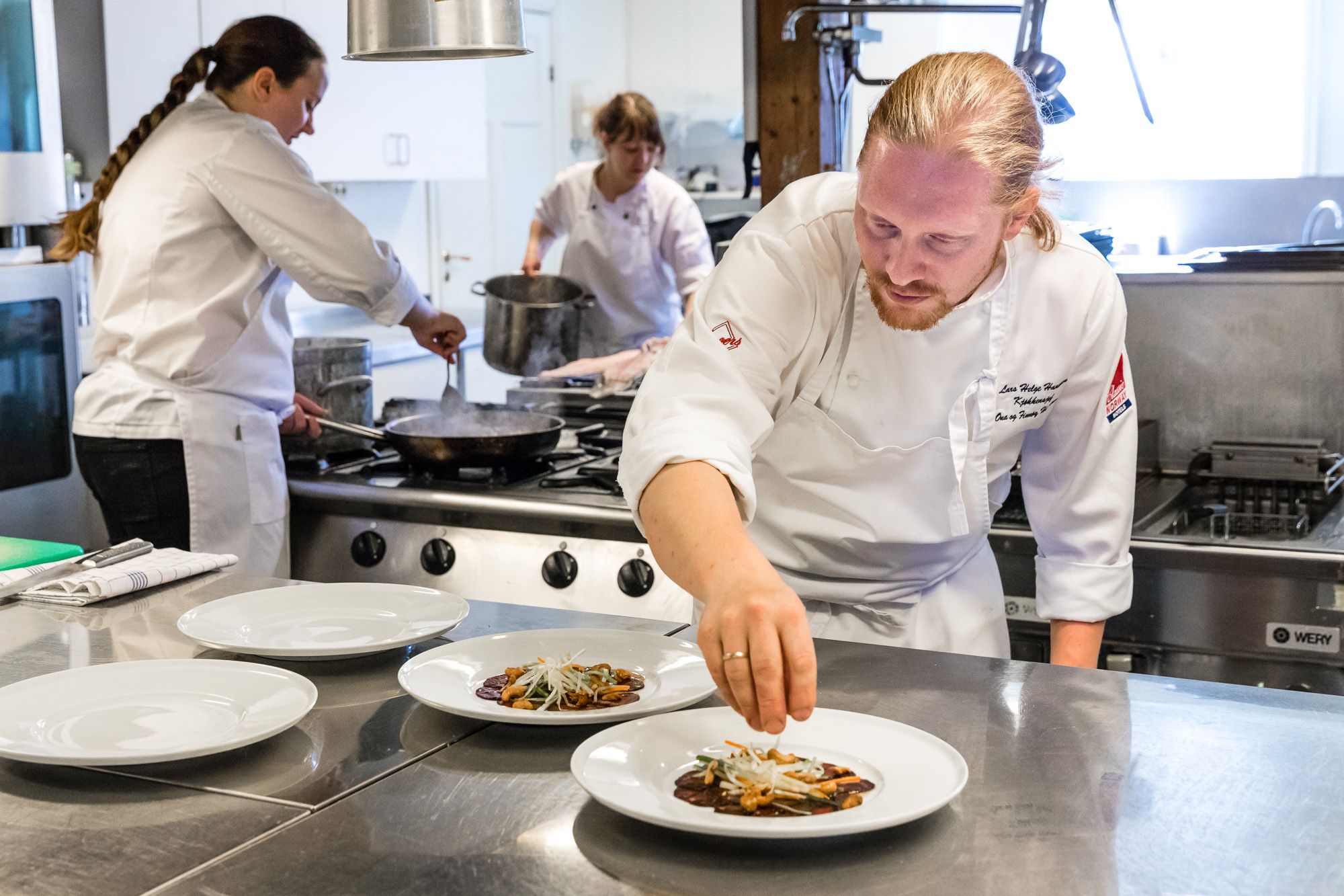Kokker i arbeid på Finnøy Havstuer