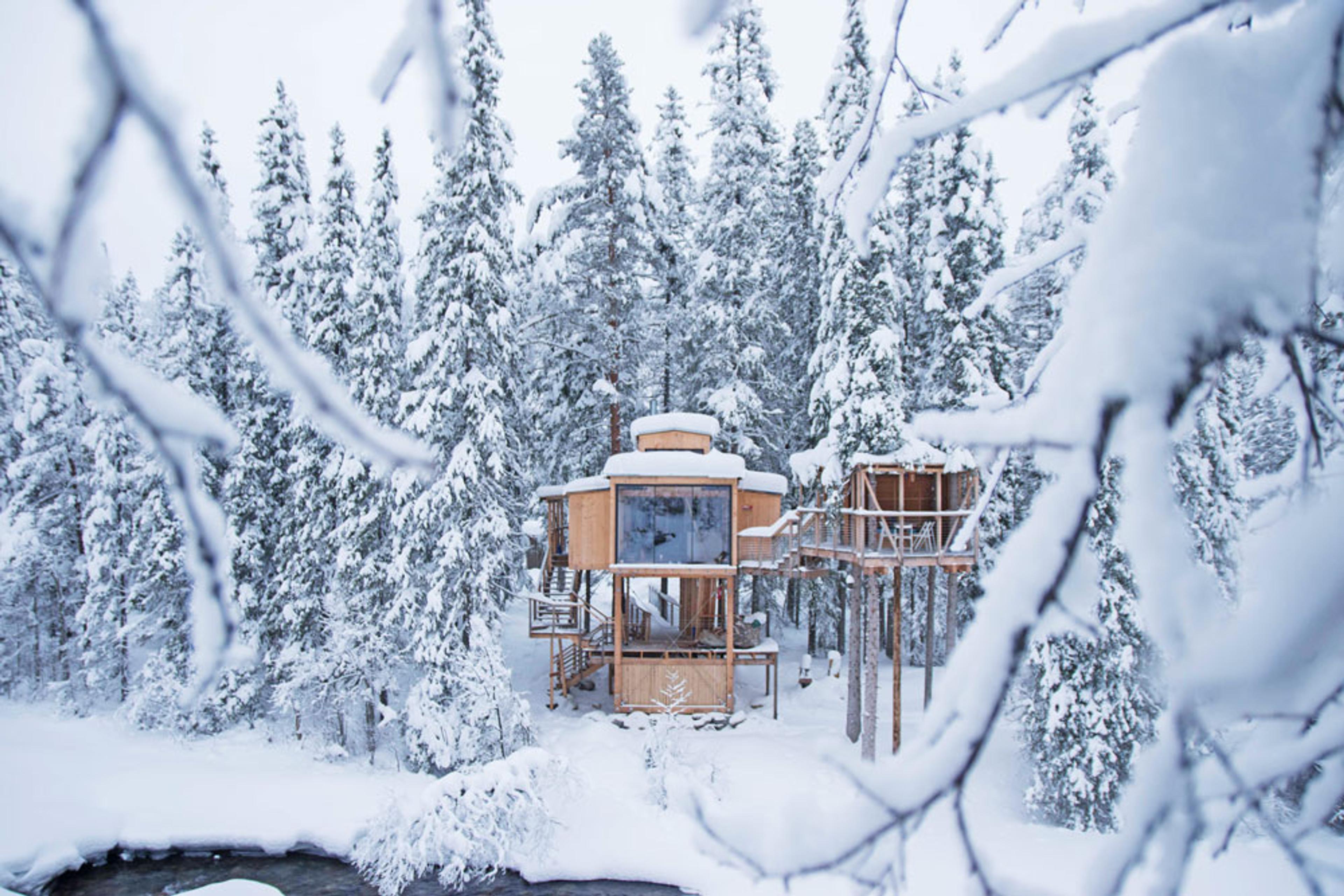 the wooden cabins from Å Camp in the winter 