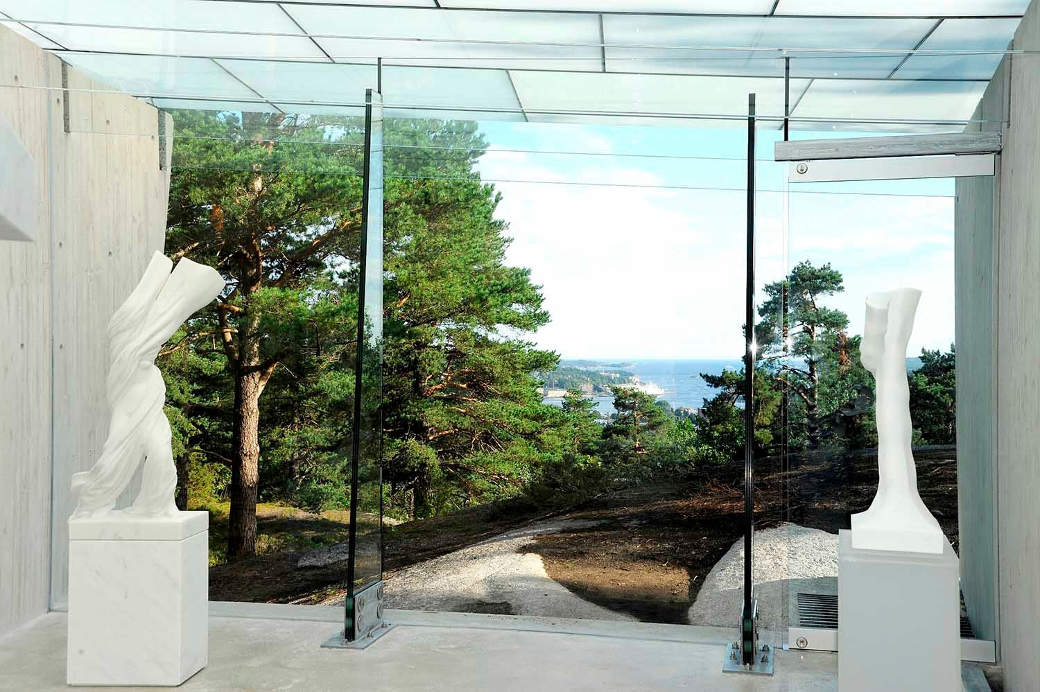 Inne på Midtåsen Skulpturpaviljong i Sandefjord