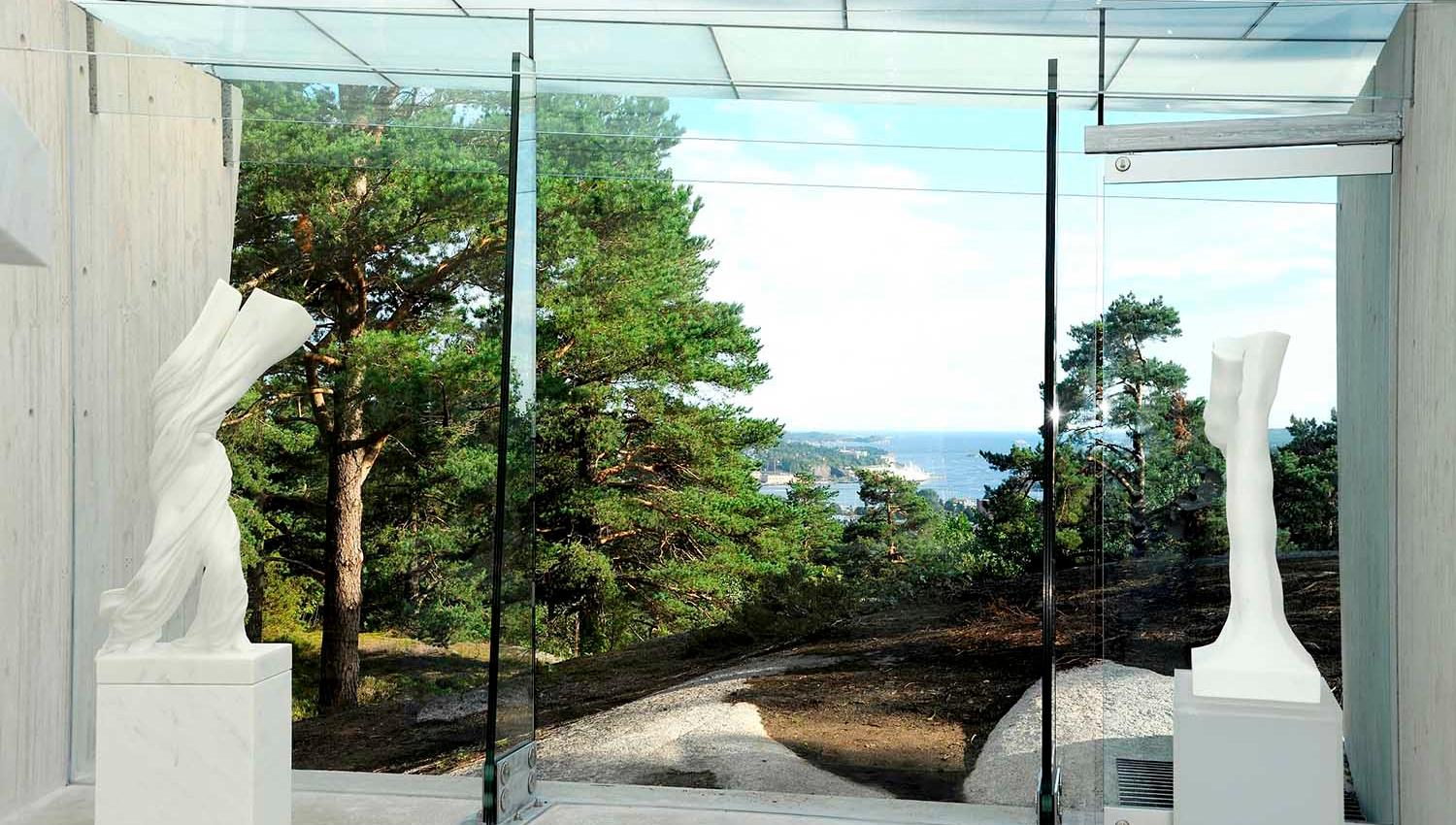 Inne på Midtåsen Skulpturpaviljong i Sandefjord