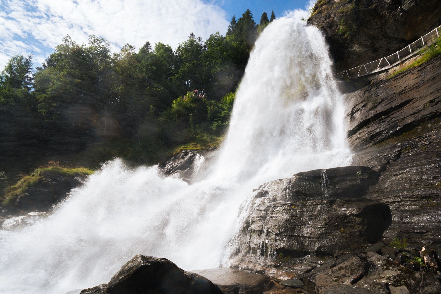 Nærbilete av Steinsdalsfossen, der vatnet brusar ned fjellsida.