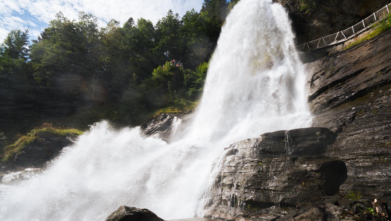 Nærbilete av Steinsdalsfossen, der vatnet brusar ned fjellsida.