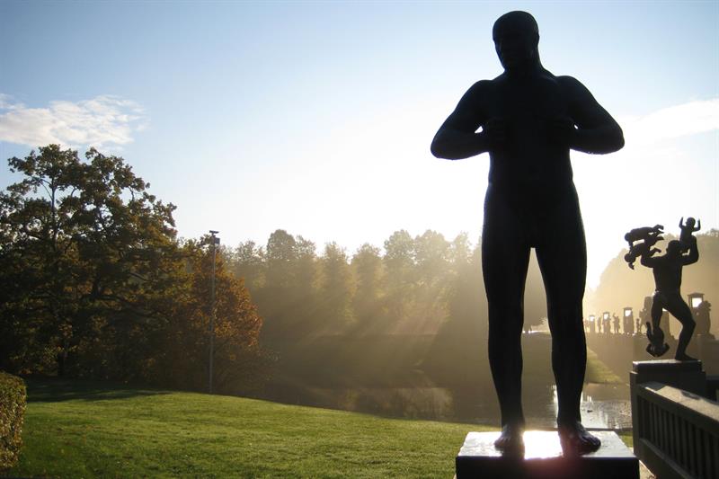 Statue av mann i morgenlys.