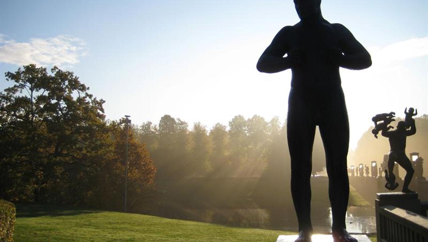 Statue av mann i morgenlys.