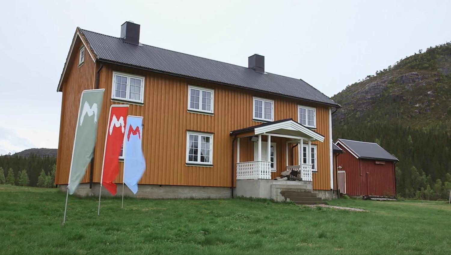 Saksen gård med flagg