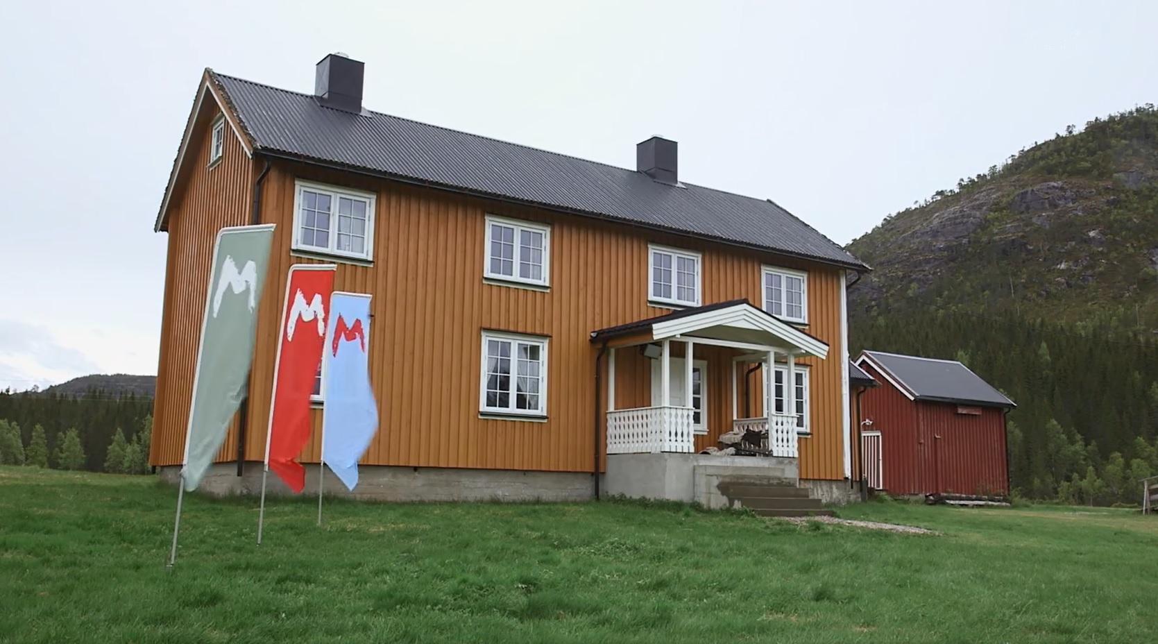 Saksen gård med flagg