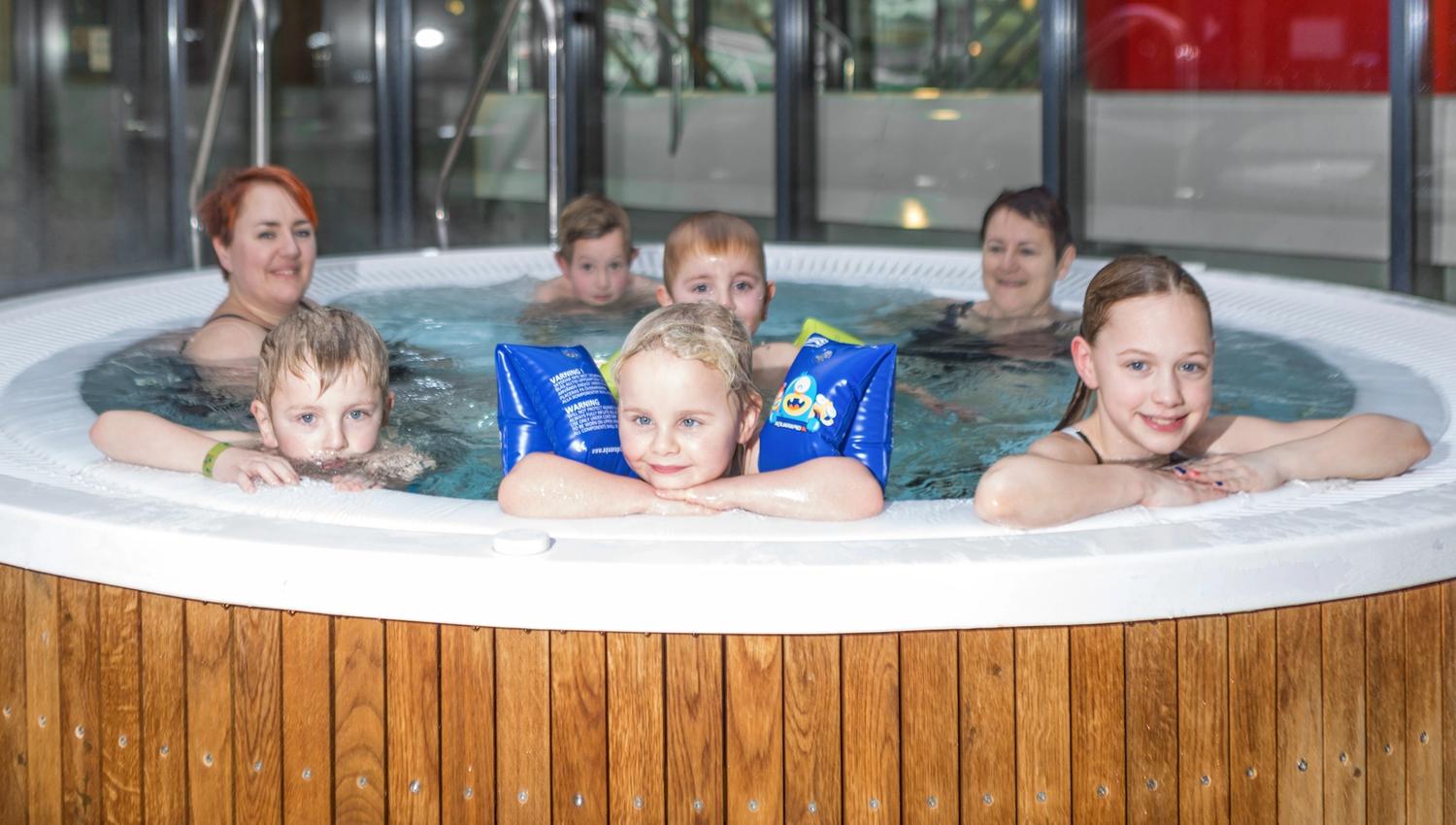 Familie i badestamp Kvinabadet