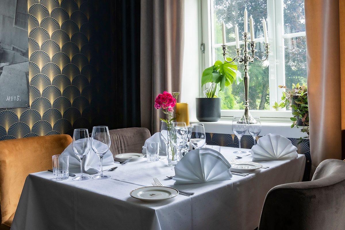 table at the restaurant at Brattrein Hotel