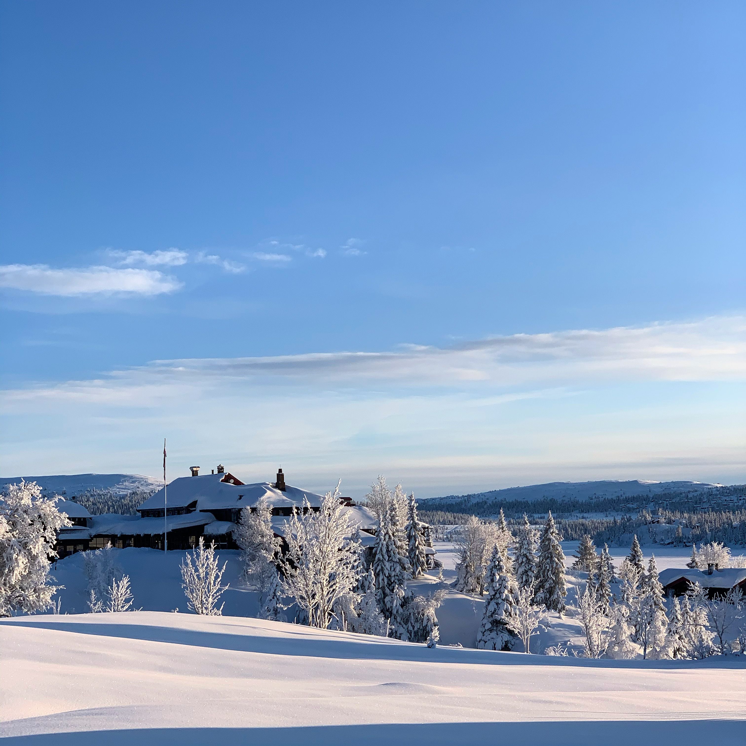 Rusted hotel and mountain lodge on Sjusjøen during the winter.