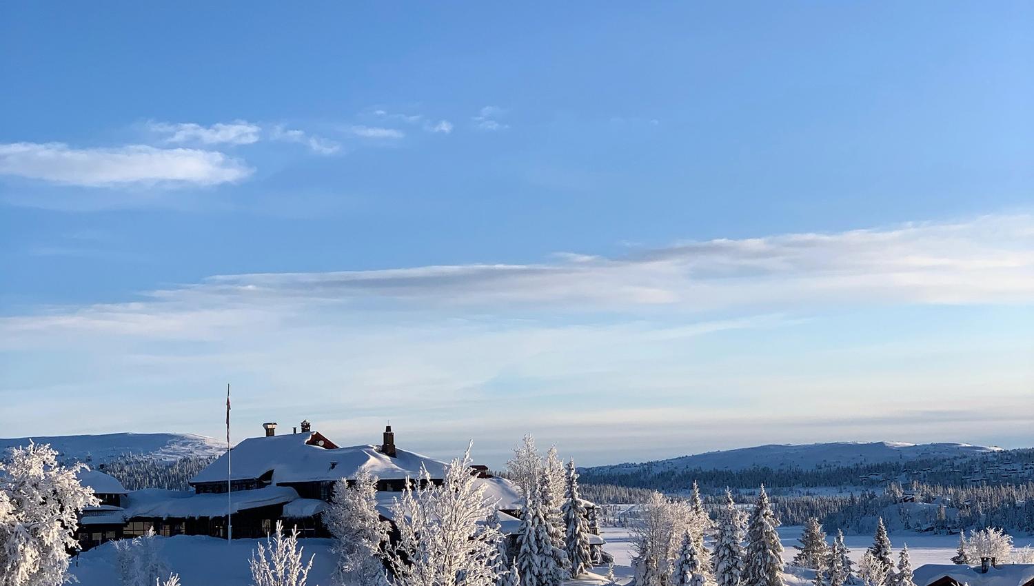 Rusted hotel and mountain lodge on Sjusjøen during the winter.