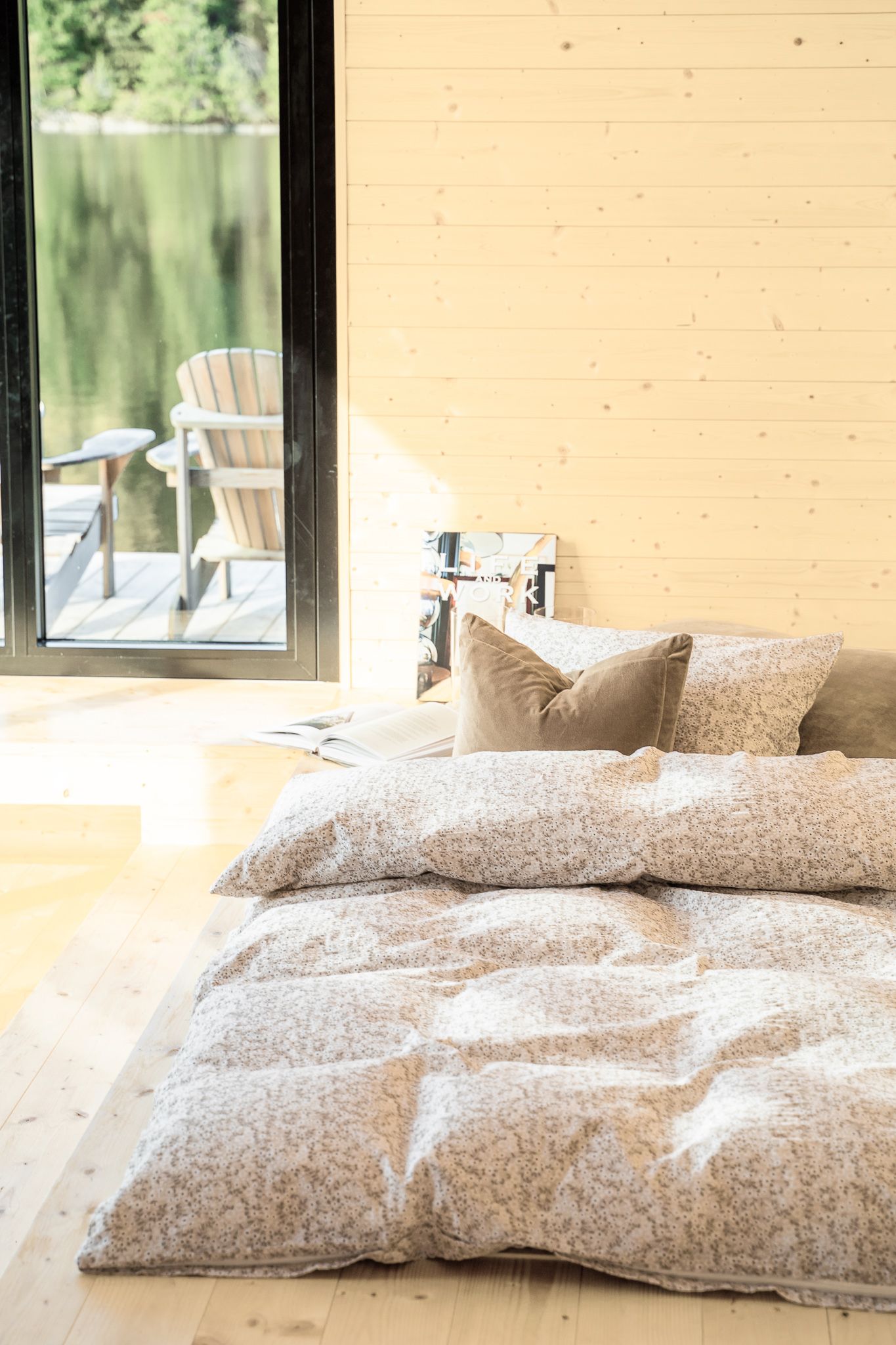 Seng ved vindu ved vannet