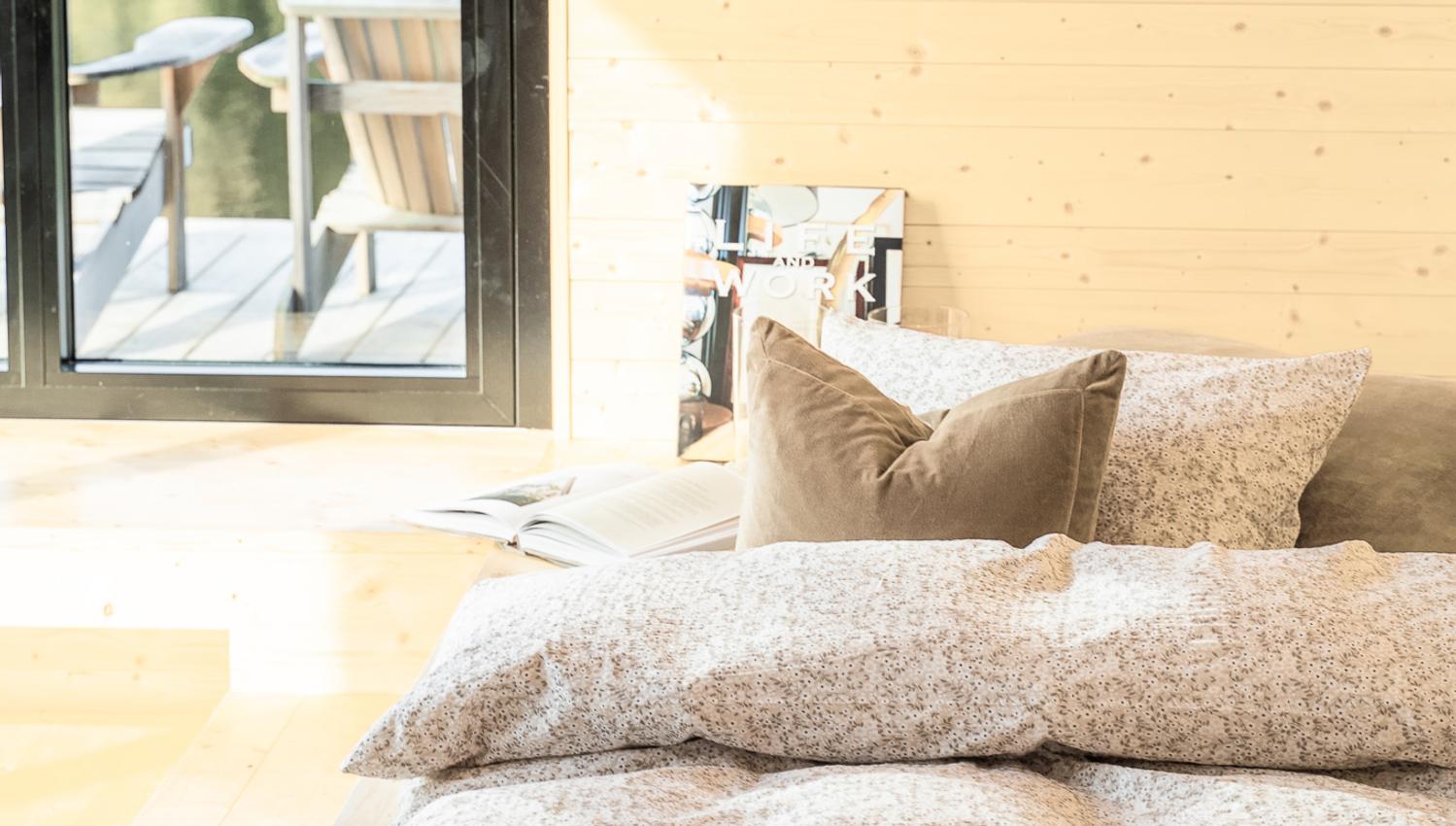 Seng ved vindu ved vannet