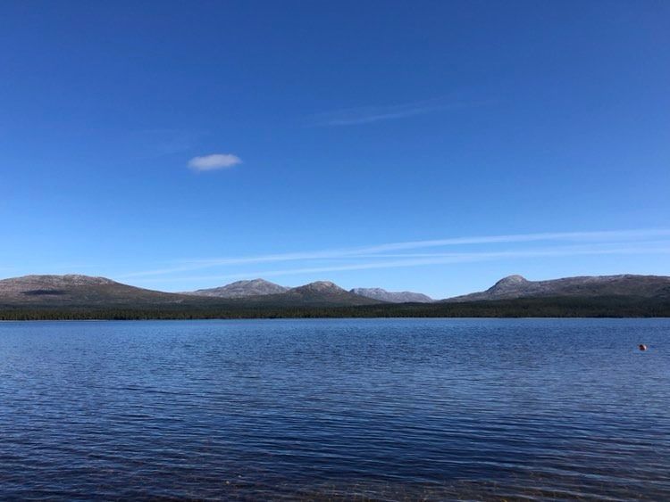 Gjefsjøen omringet av fjellene