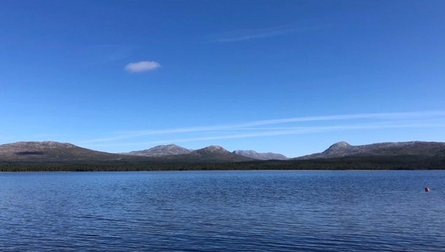 Gjefsjøen omringet av fjellene