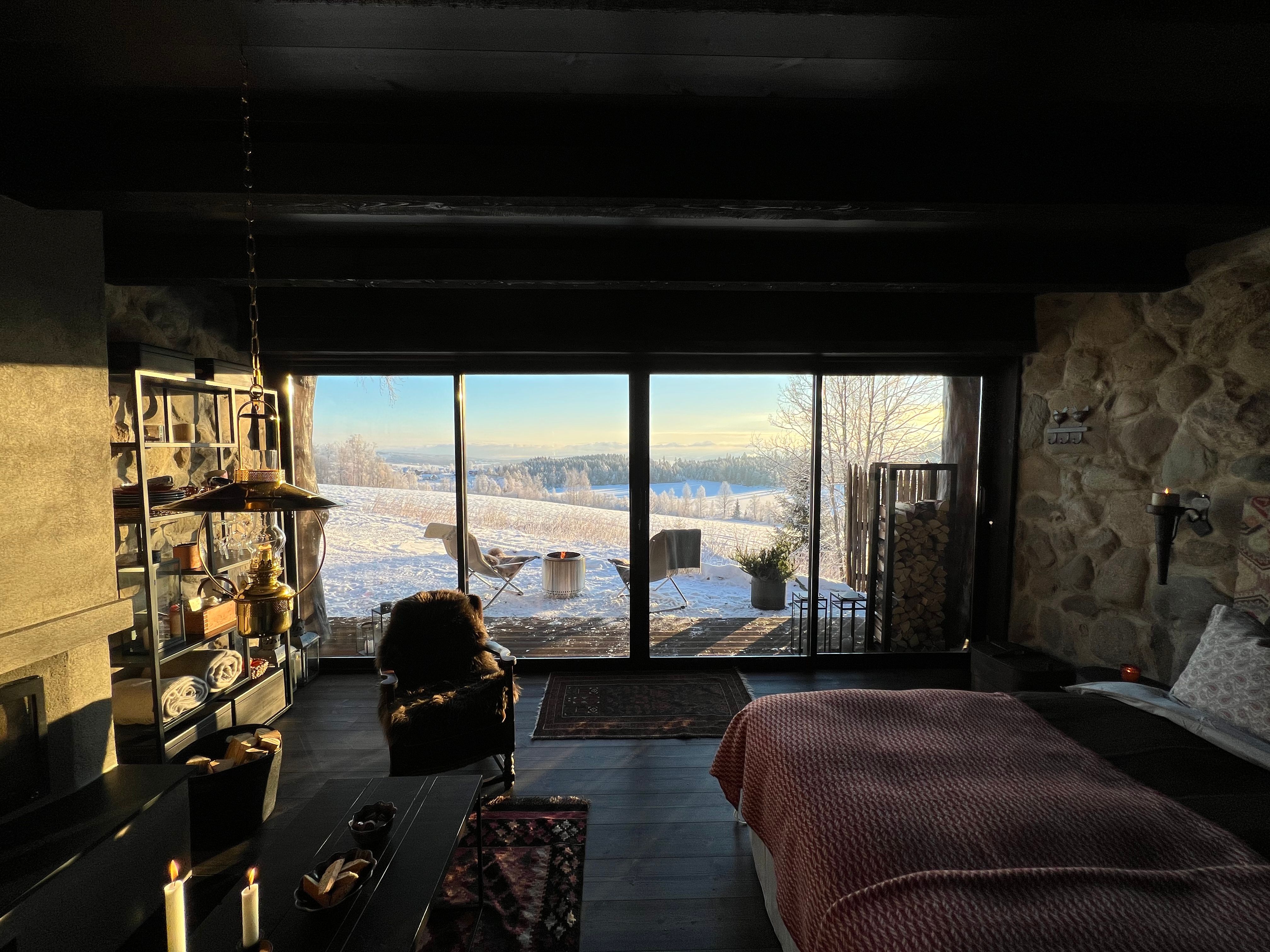 Steinhytte på Kastad Gård, Gjøvik. 
Vinterisolert, unik overnatting med vakker utsikt.