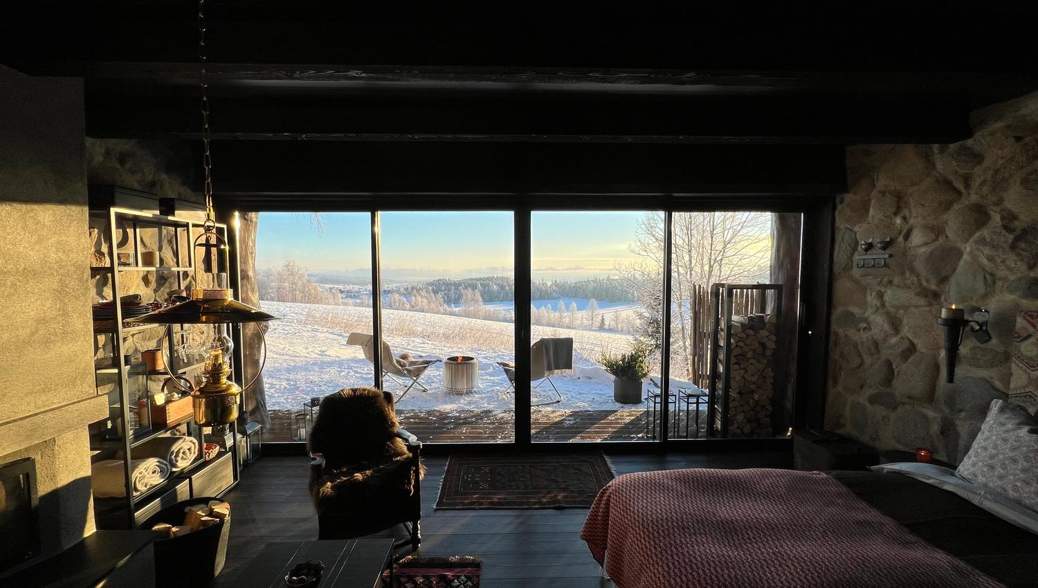 Steinhytte på Kastad Gård, Gjøvik.
Vinterisolert, unik overnatting med vakker utsikt.