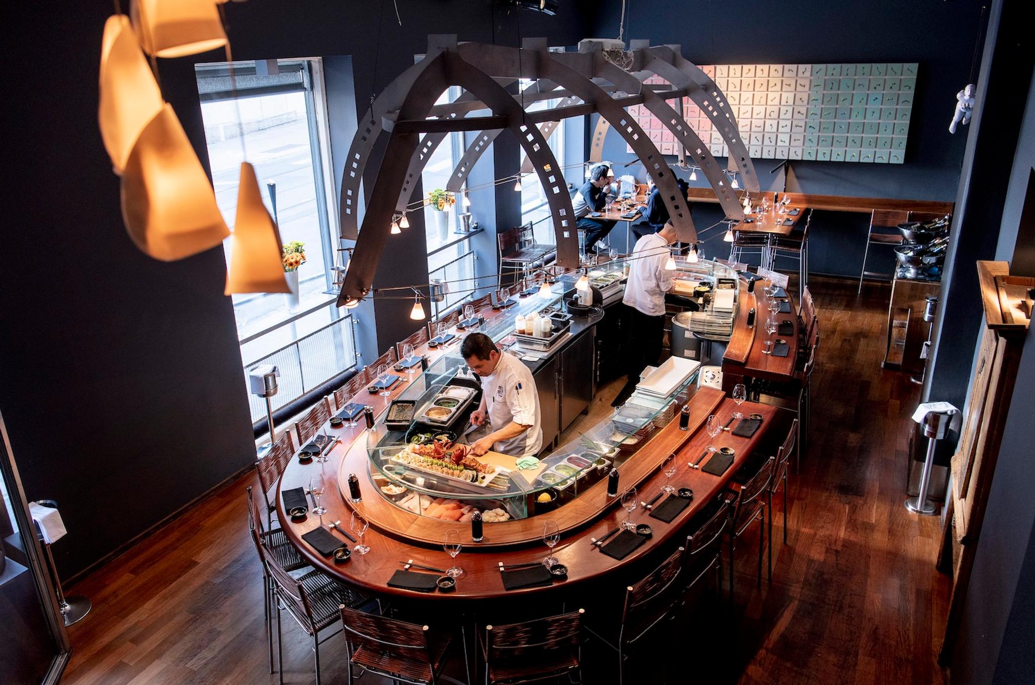 Sushibaren med kokker.