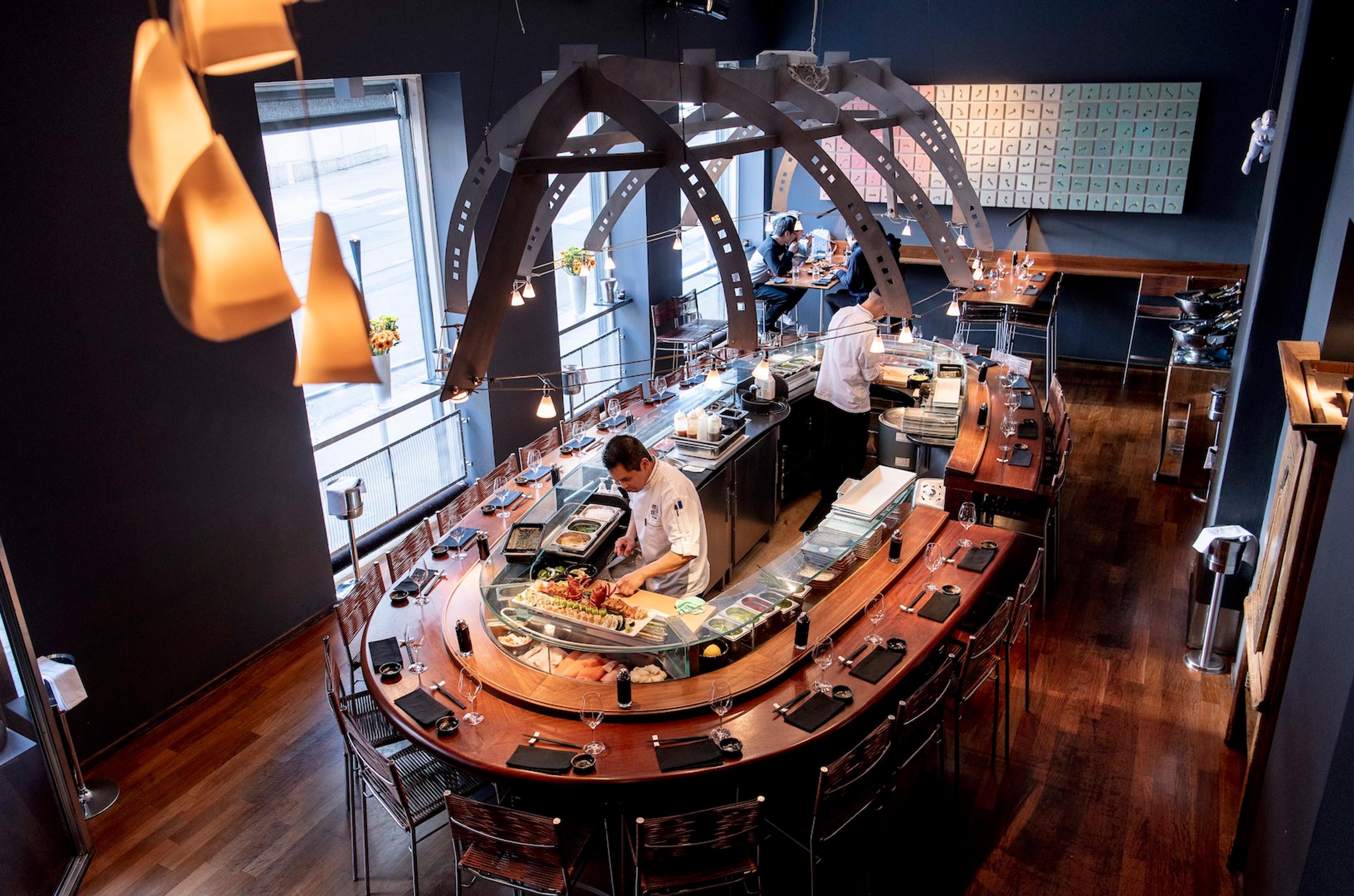 Sushibaren med kokker.