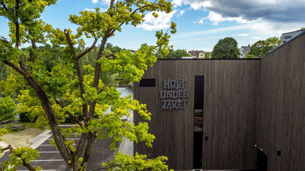 the facade of "Høyt under Taket" in Skien