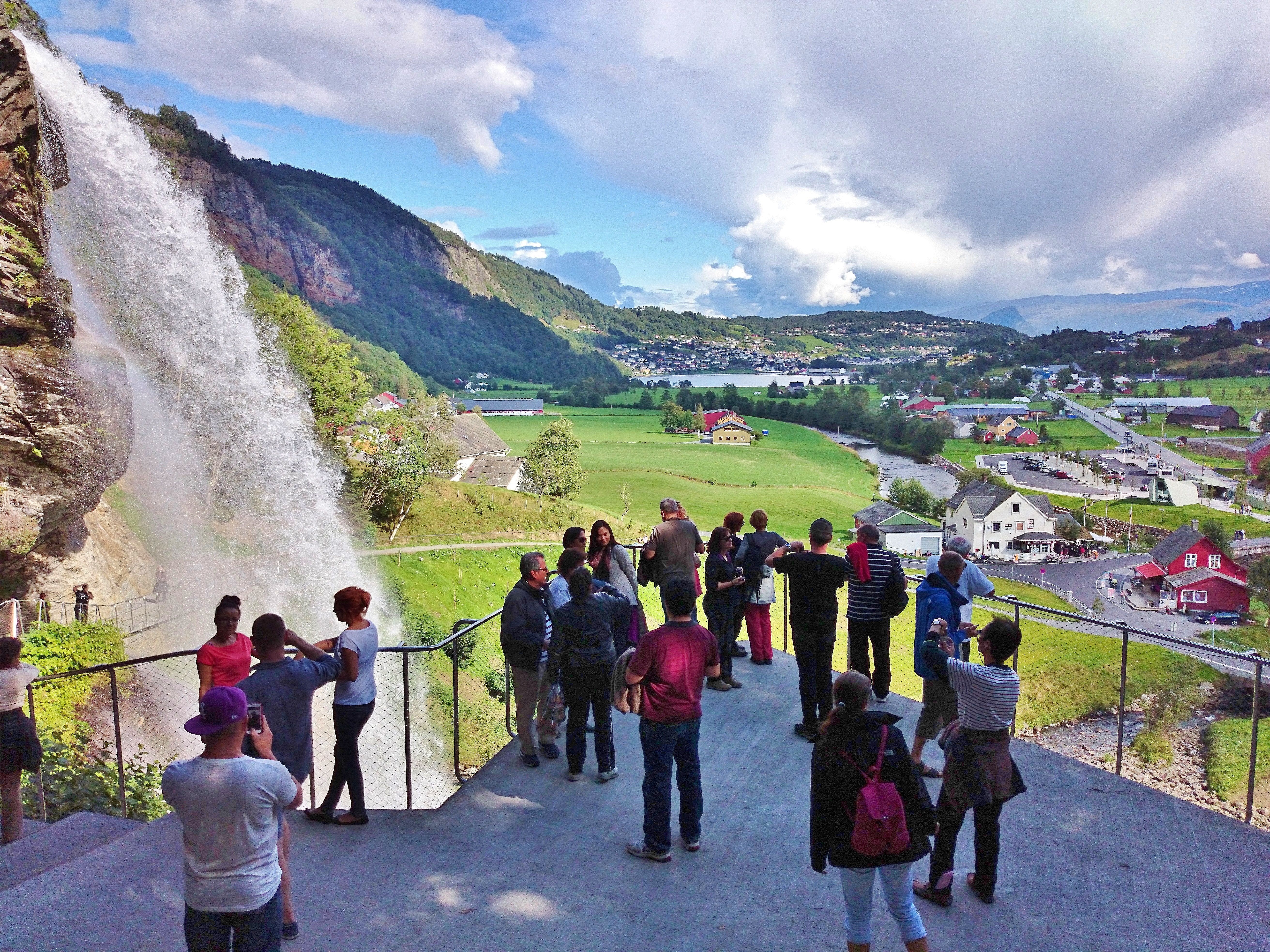 Utsiktsplattform med spektakulær utsikt over Steinsdalsfossen og dalen.