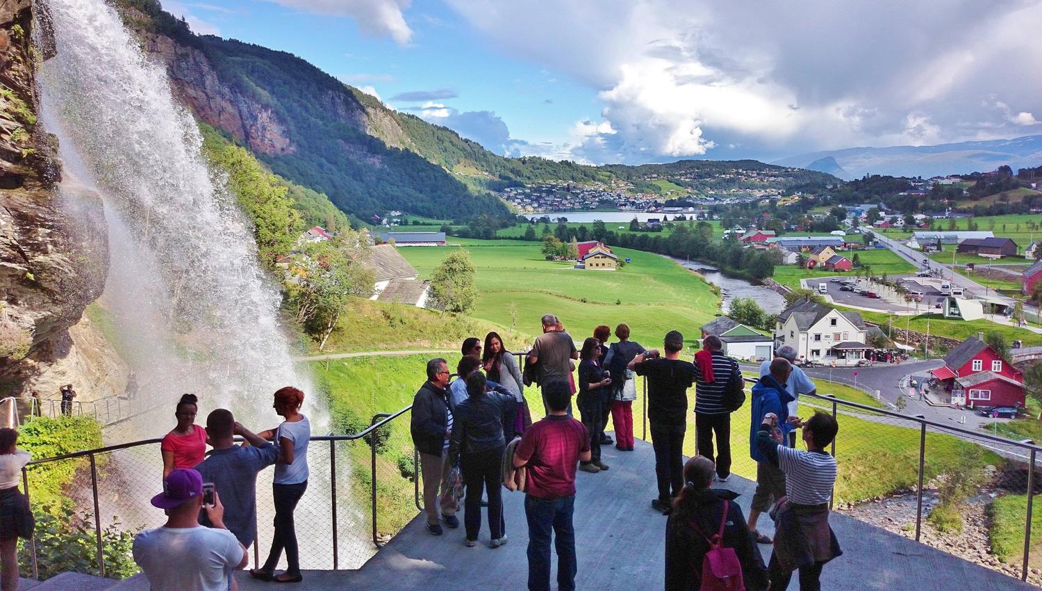 Utsiktsplattform med spektakulær utsikt over Steinsdalsfossen og dalen.