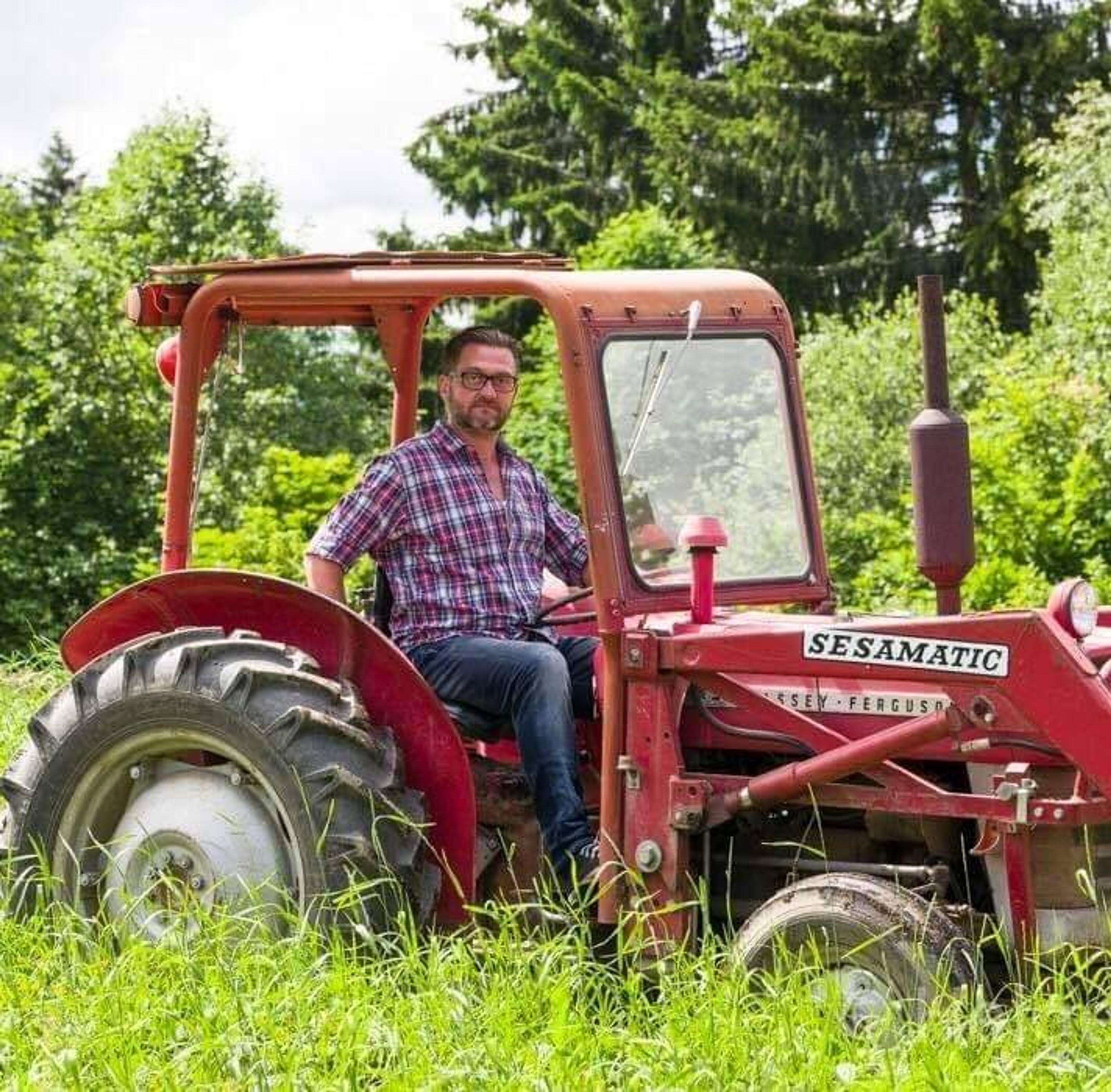 Rød traktor med mann i