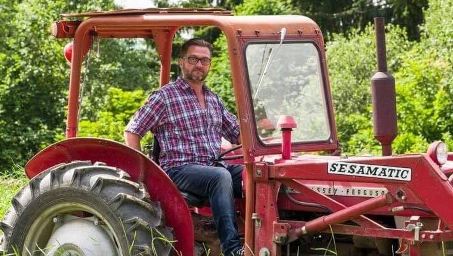 Rød traktor med mann i