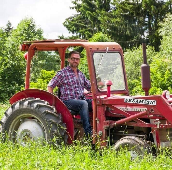 Rød traktor med mann i