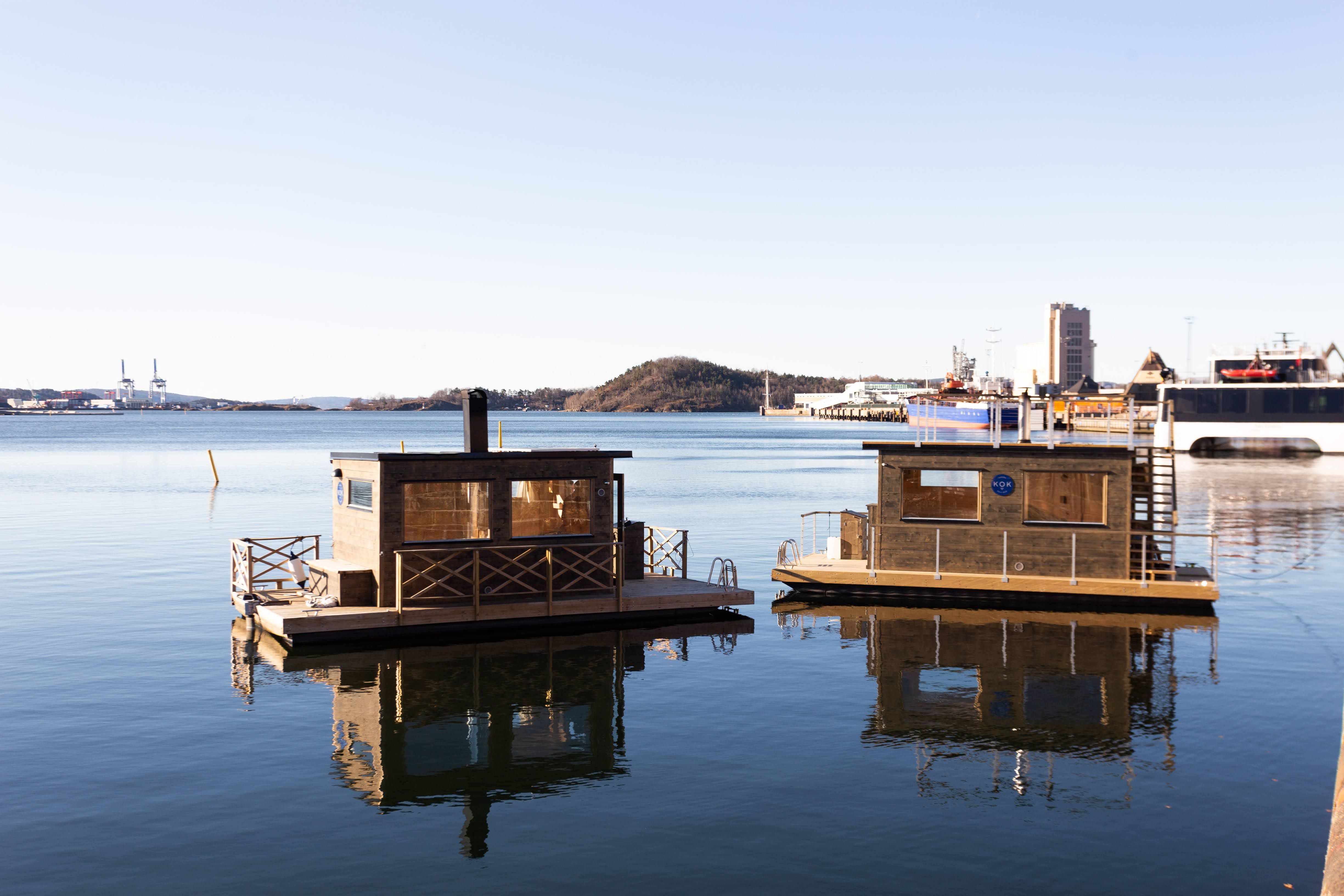 To flytende badstuer i vannet.